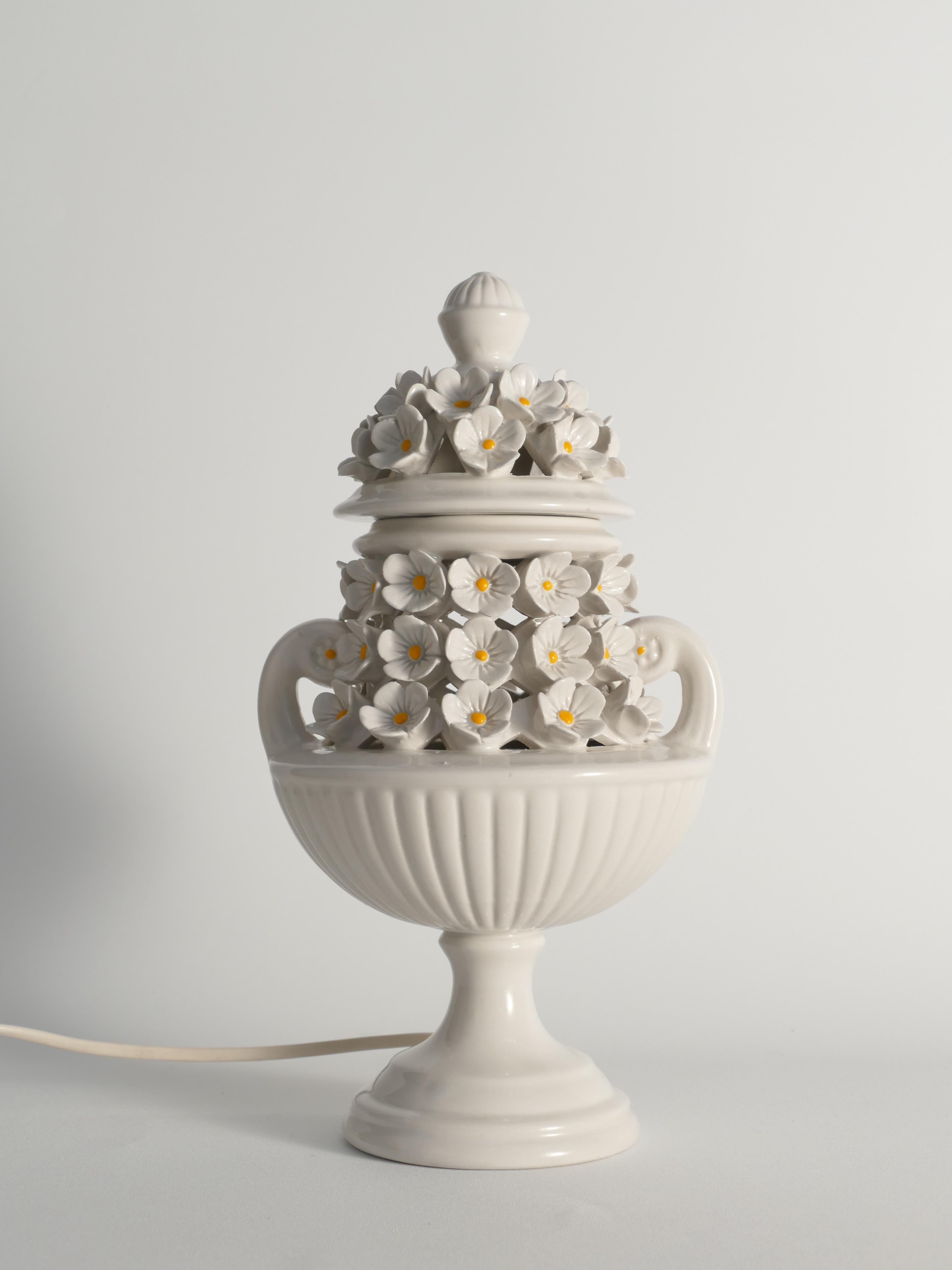 Lámpara de sobremesa de cerámica blanca con motivo floral, Italia Años 60 Regencia de Hollywood en venta