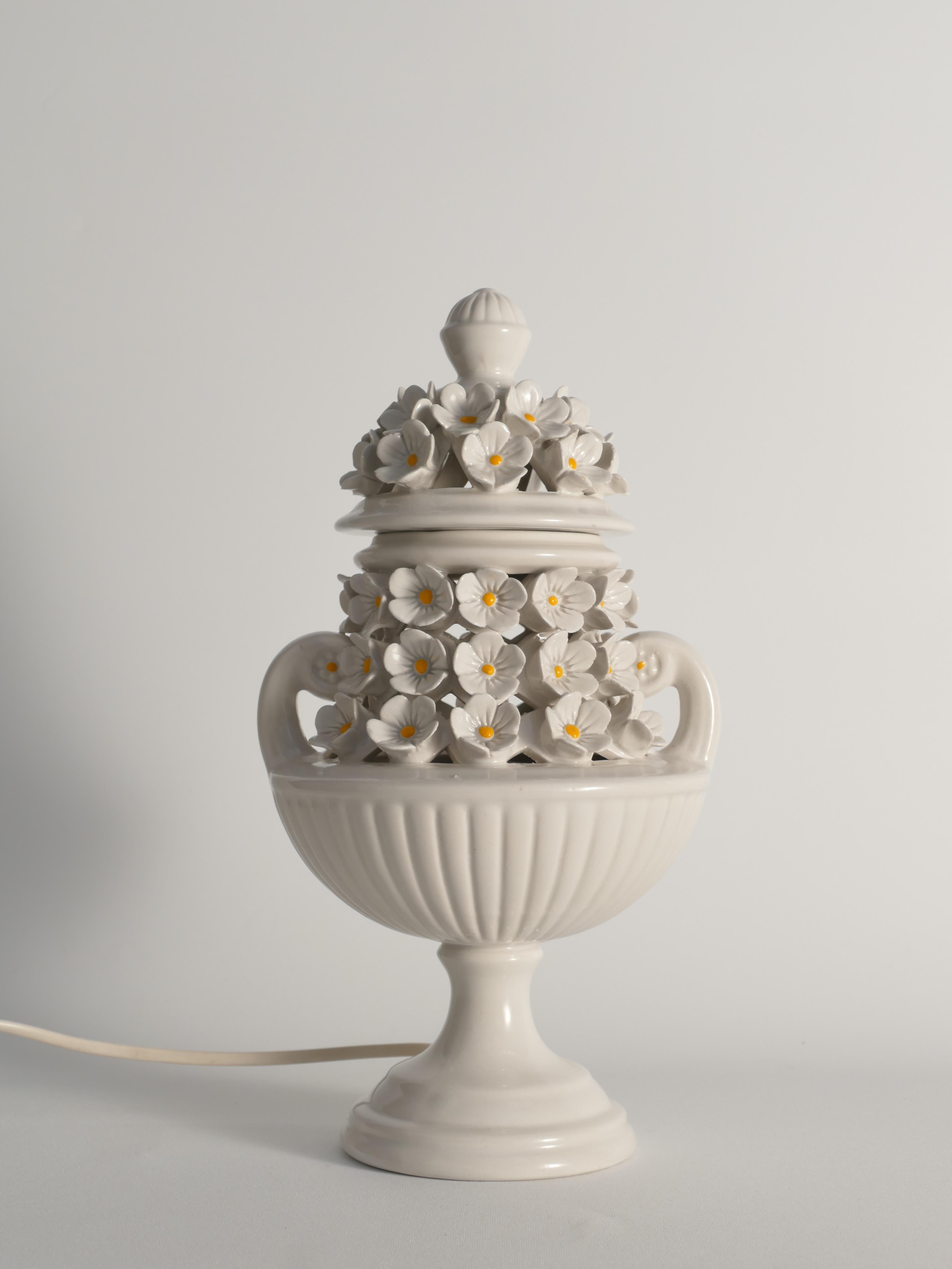 Lámpara de sobremesa de cerámica blanca con motivo floral, Italia Años 60 Italiano en venta