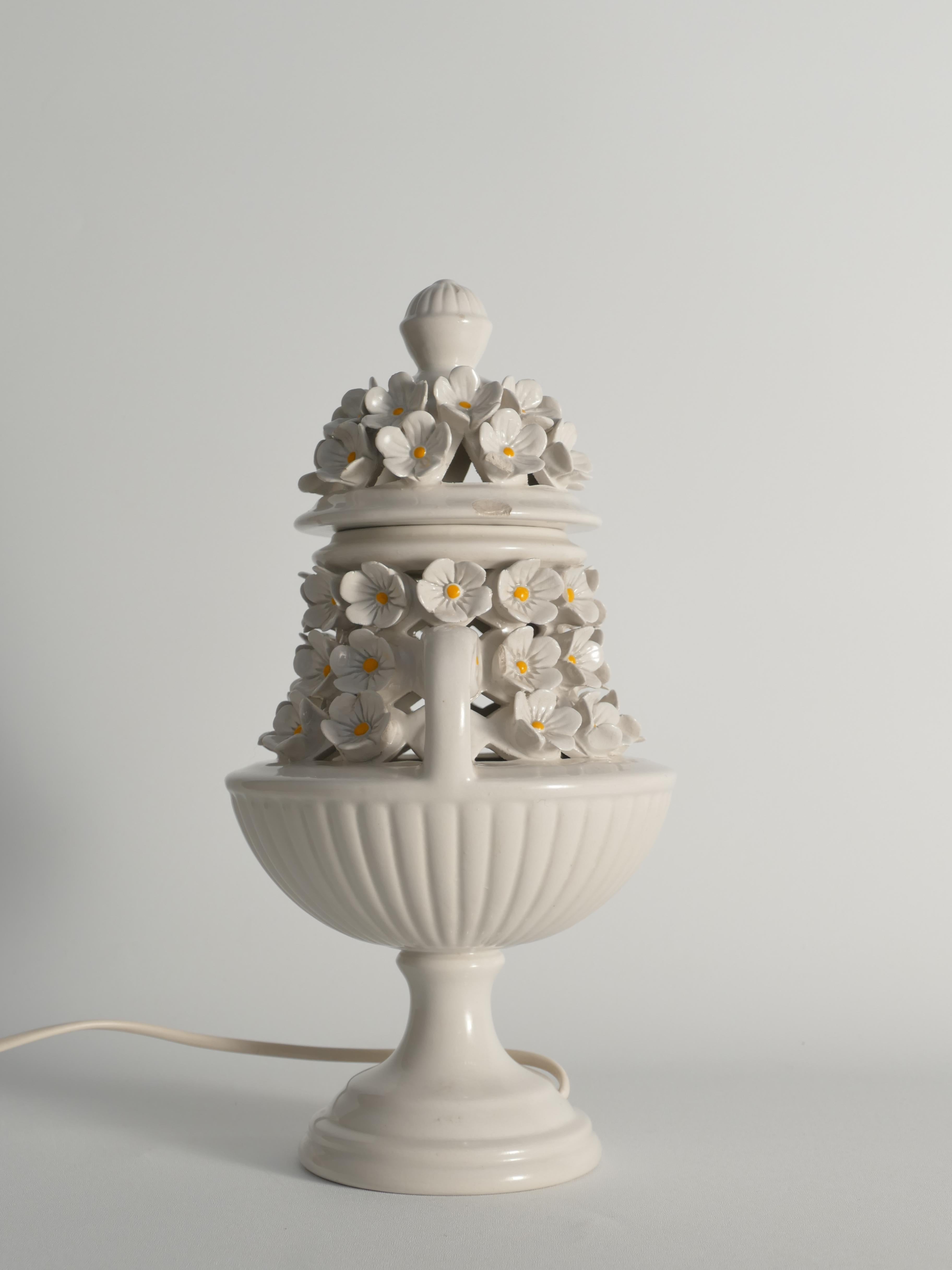 Lámpara de sobremesa de cerámica blanca con motivo floral, Italia Años 60 Glaseado en venta