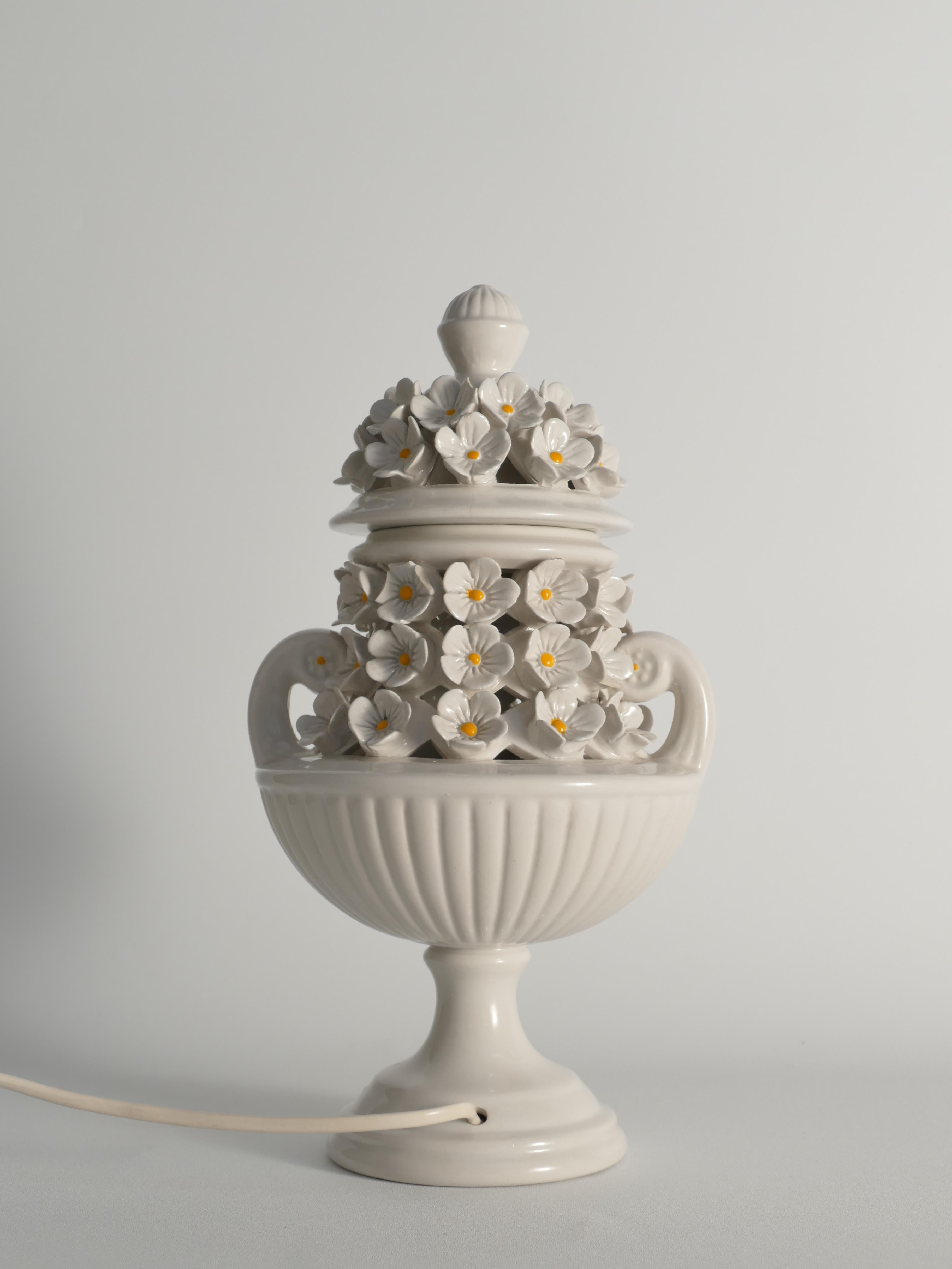 Lámpara de sobremesa de cerámica blanca con motivo floral, Italia Años 60 en Bueno estado para la venta en Grythyttan, SE