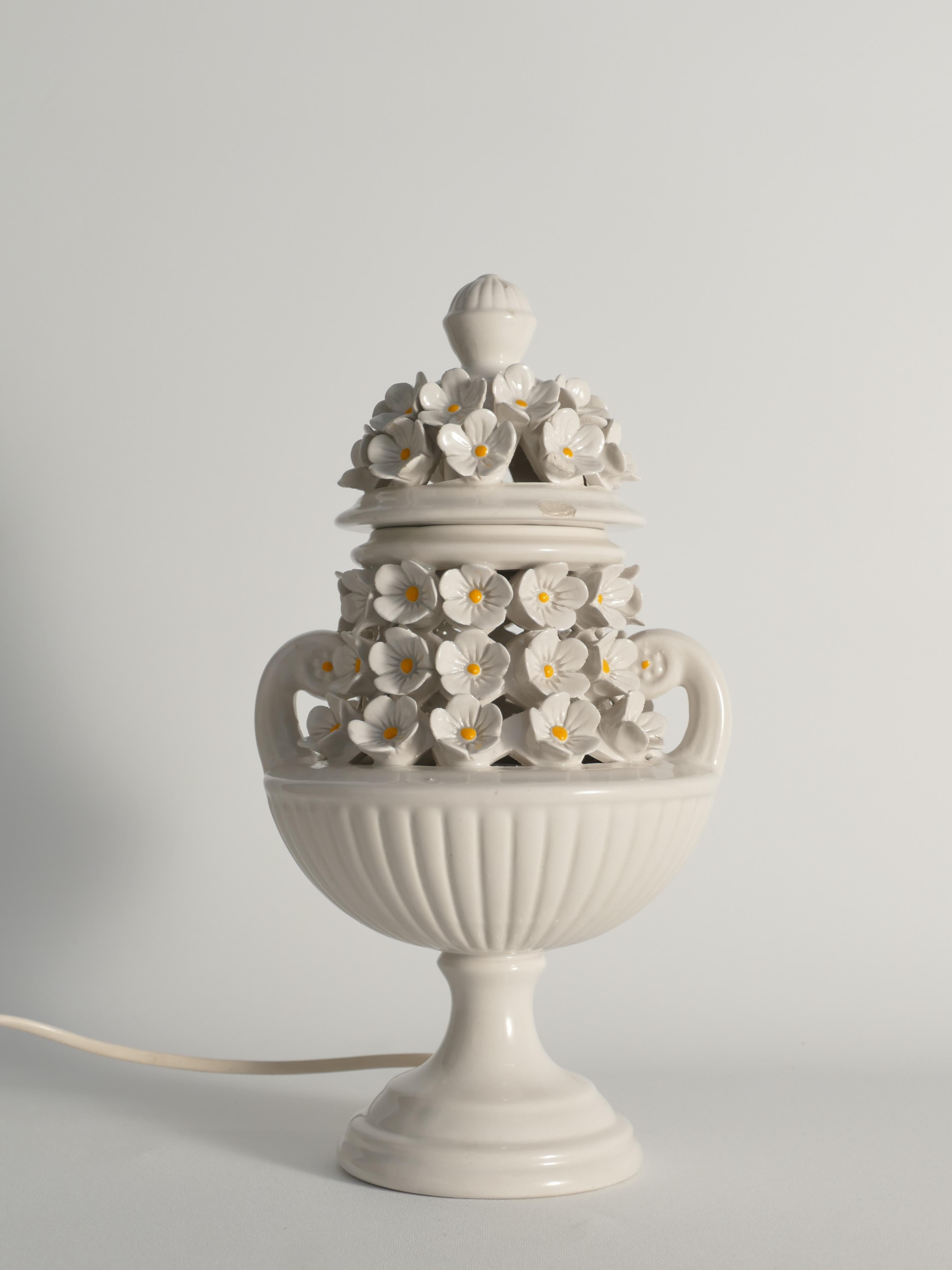 Lámpara de sobremesa de cerámica blanca con motivo floral, Italia Años 60 mediados del siglo XX en venta