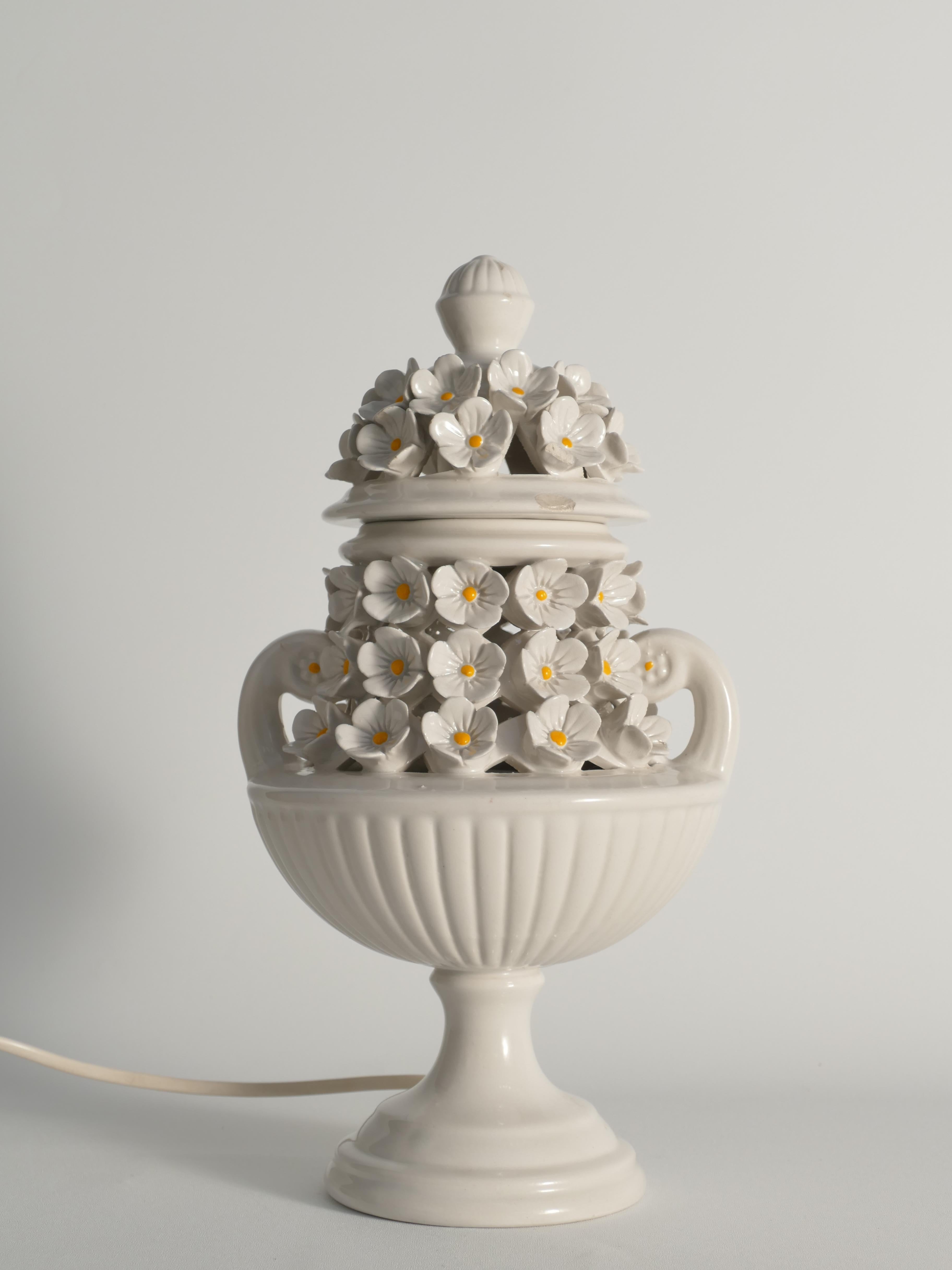 Lámpara de sobremesa de cerámica blanca con motivo floral, Italia Años 60 Porcelana en venta