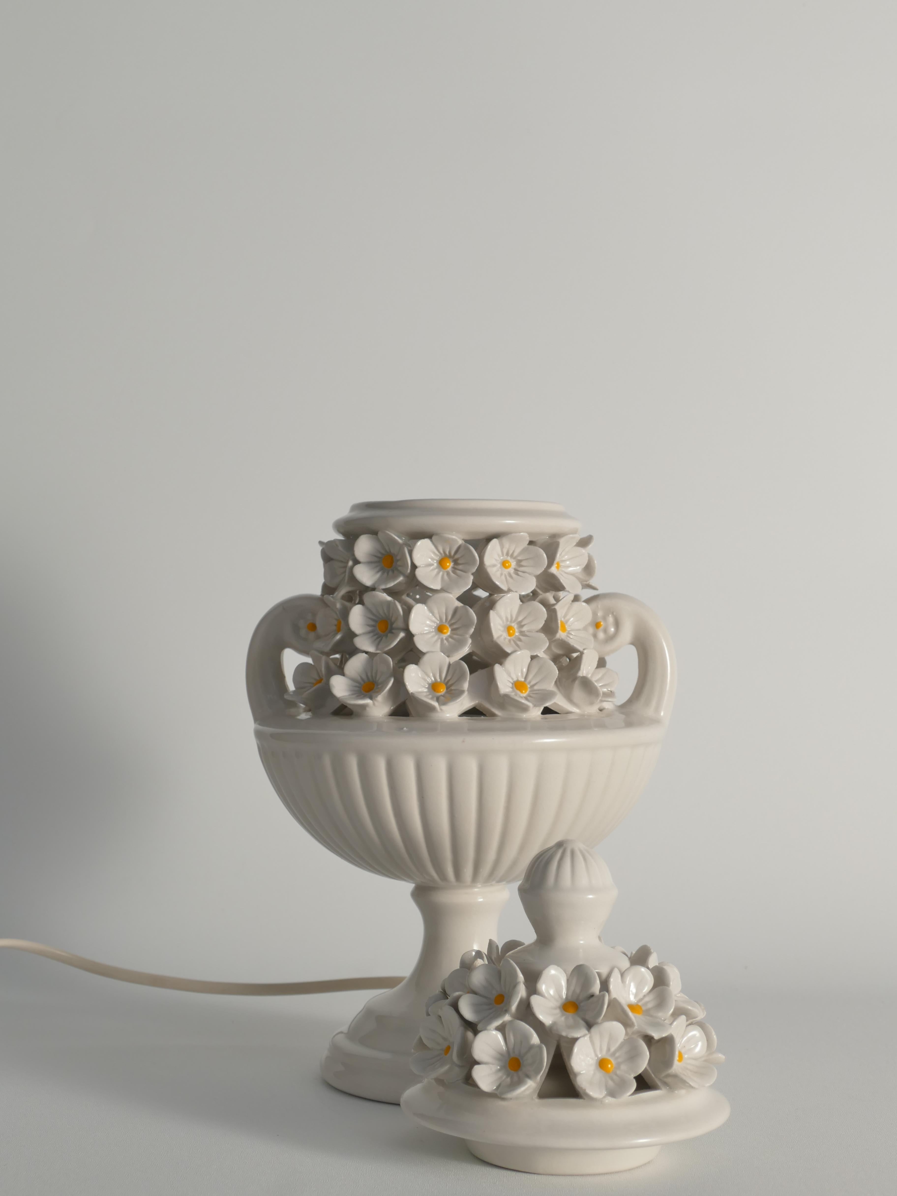 Lámpara de sobremesa de cerámica blanca con motivo floral, Italia Años 60 en venta 1