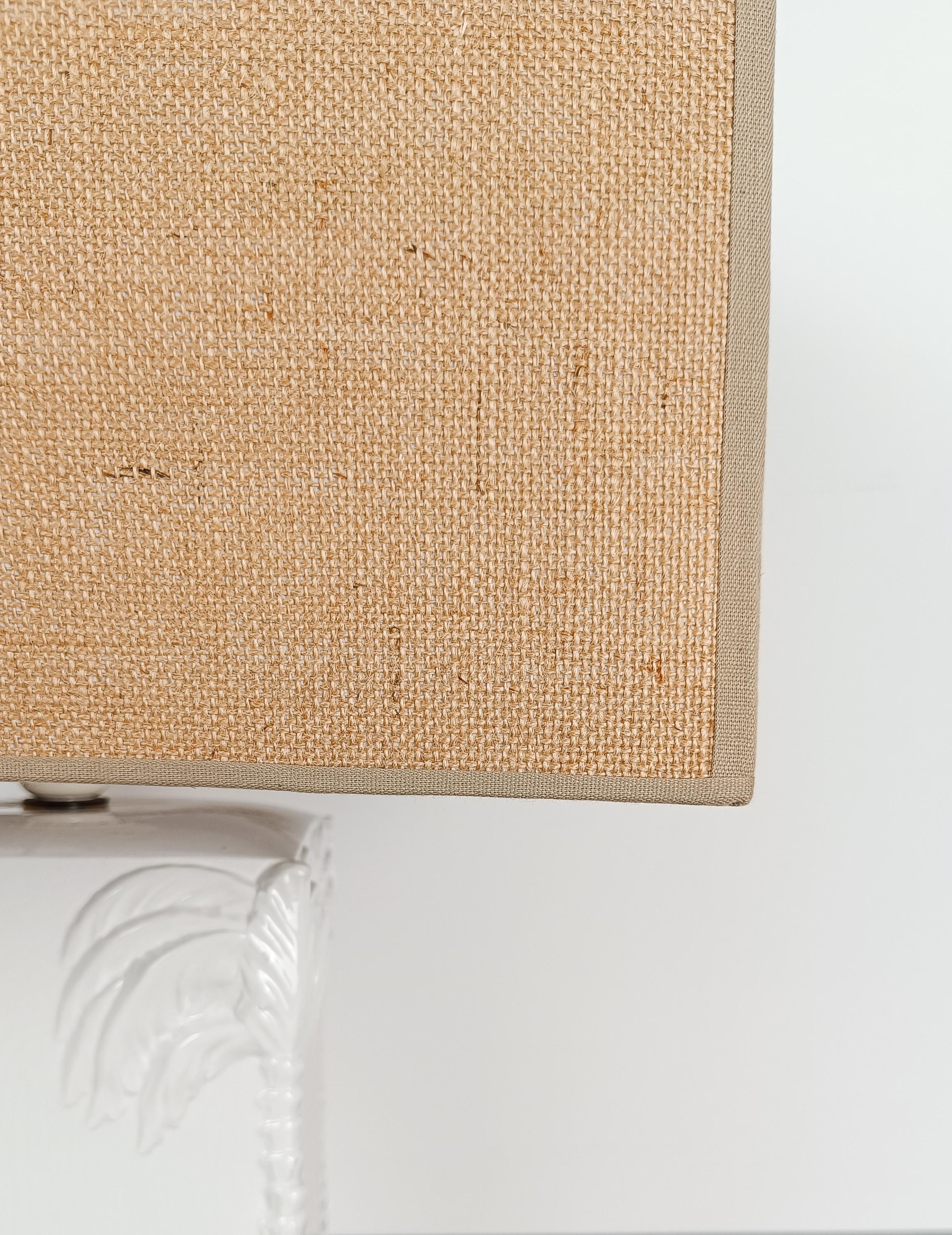 We are offering for sale a splendid large vintage table lamp, certainly made in Italy around the 70s but which pretends to be from Palm Beach.
The lamp consists of a large parallelepiped with a quadrangular section measuring 32.5cm high by 18.5cm in