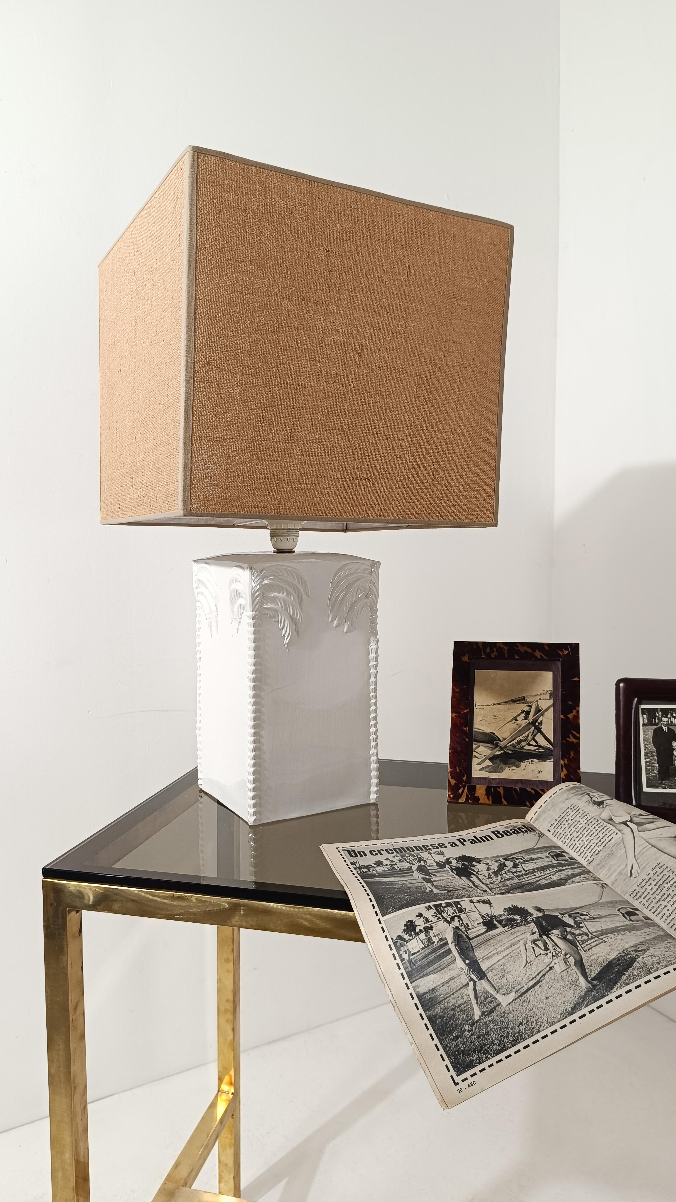 White Ceramic Table Lamp with with Palm Tree Decor, Vivai del Sud Style, 70s In Good Condition For Sale In Roma, IT