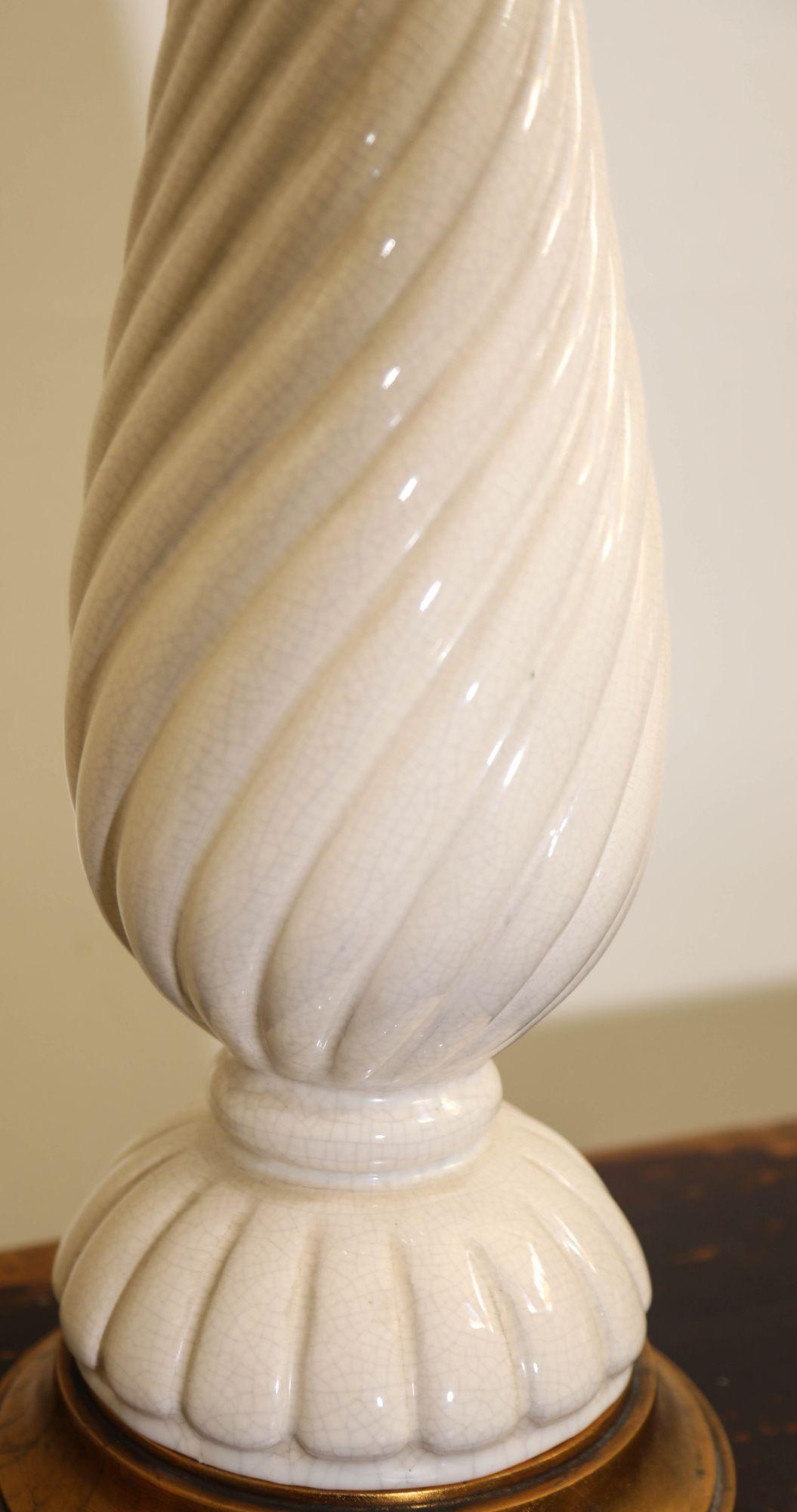 Coppia di lampade da tavolo in ceramica bianca di Nardini Studios Hollywood California.
Fantastica ed elegante coppia di lampade da tavolo in porcellana bianca Hollywood Regency della metà del secolo scorso, realizzate da Nardini Studios in