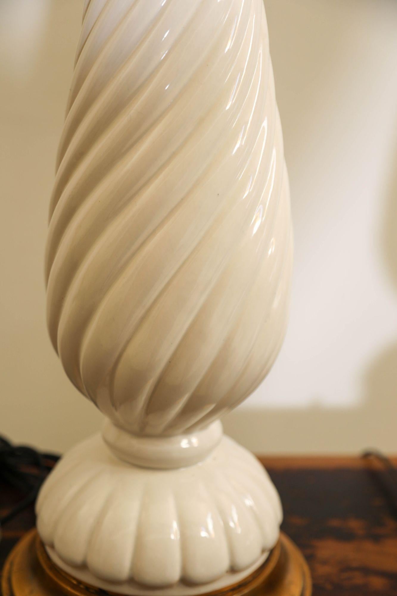 Hollywood Regency Nardini Studios of California 1960 Coppia di grandi lampade da tavolo in ceramica bianca in vendita