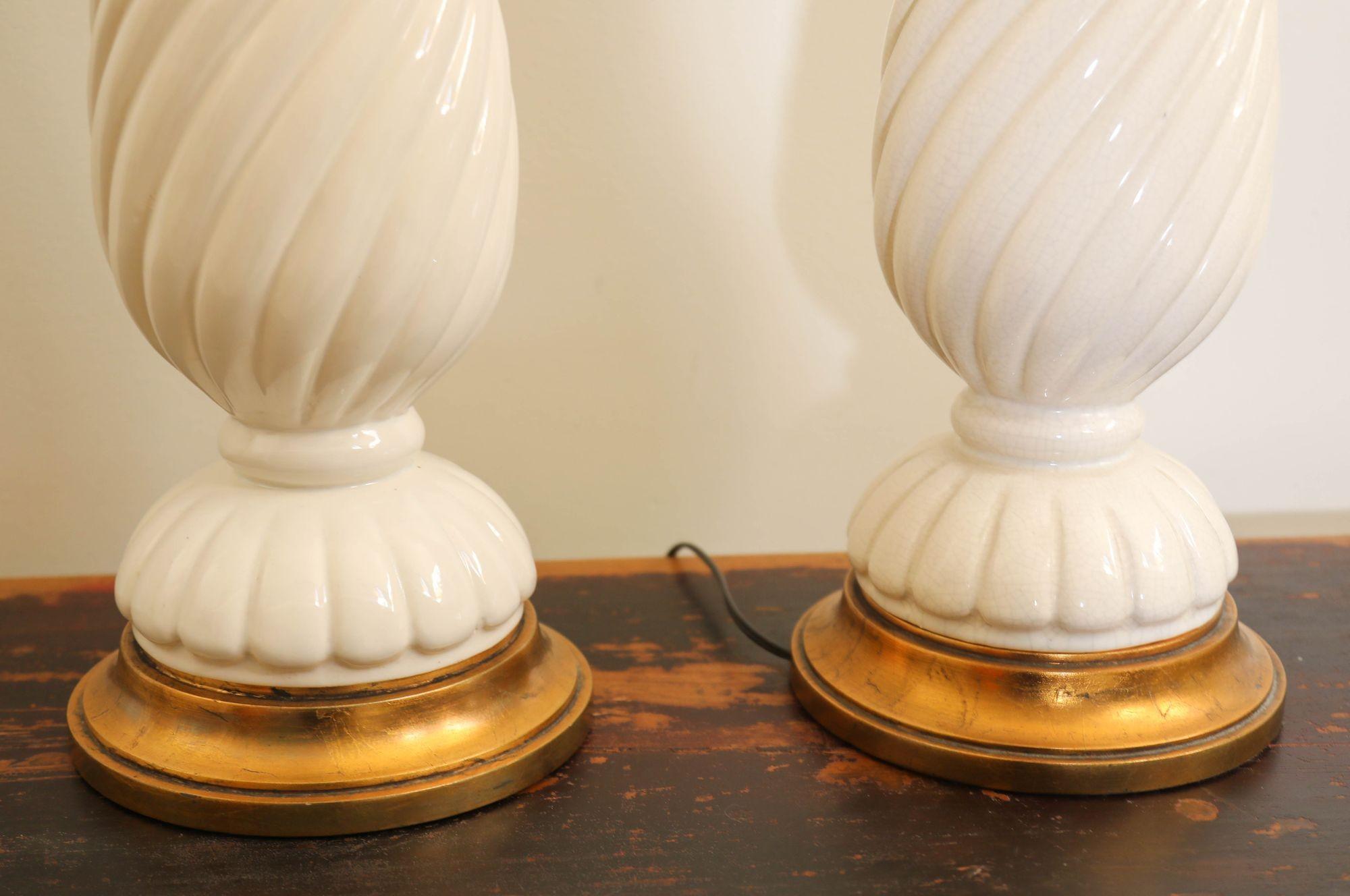 Fatto a mano Nardini Studios of California 1960 Coppia di grandi lampade da tavolo in ceramica bianca in vendita