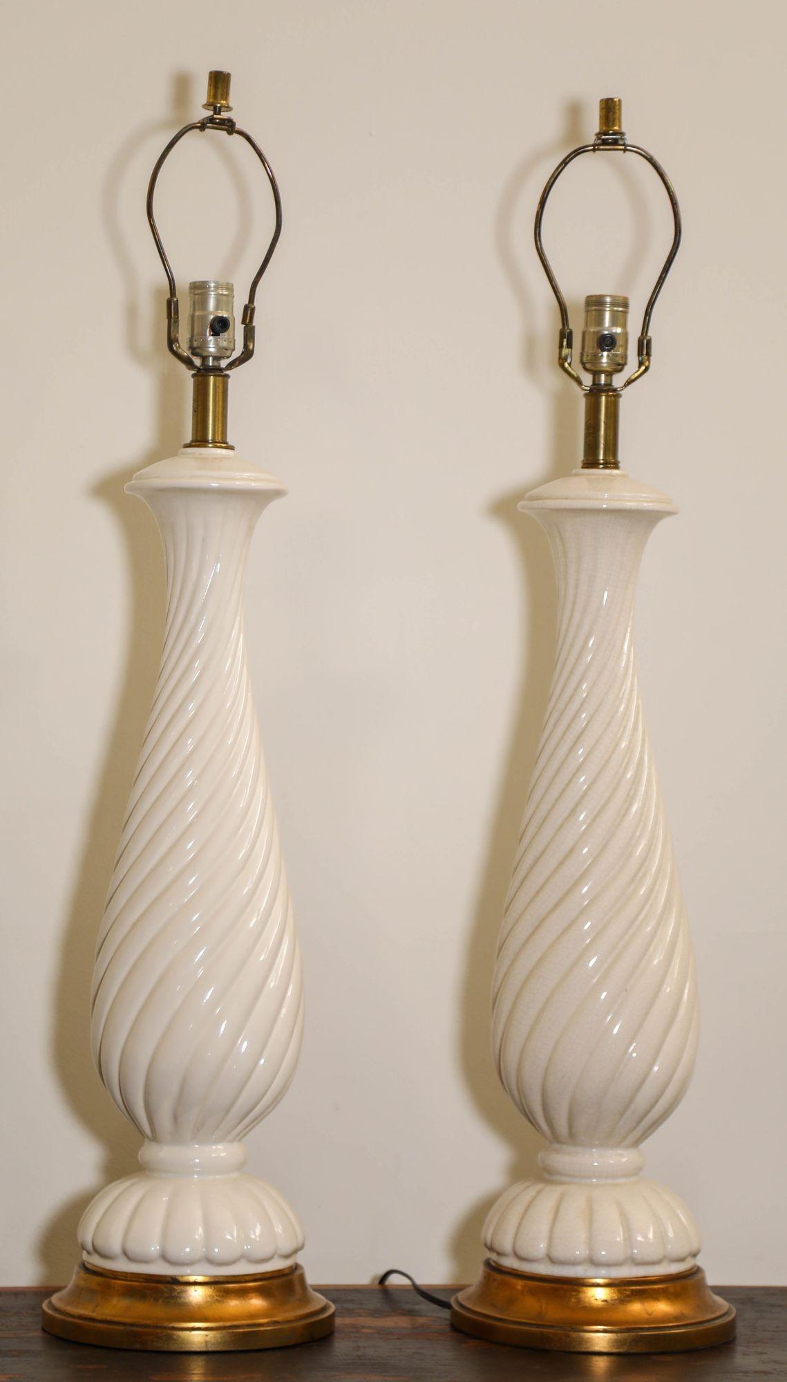 XX secolo Nardini Studios of California 1960 Coppia di grandi lampade da tavolo in ceramica bianca in vendita