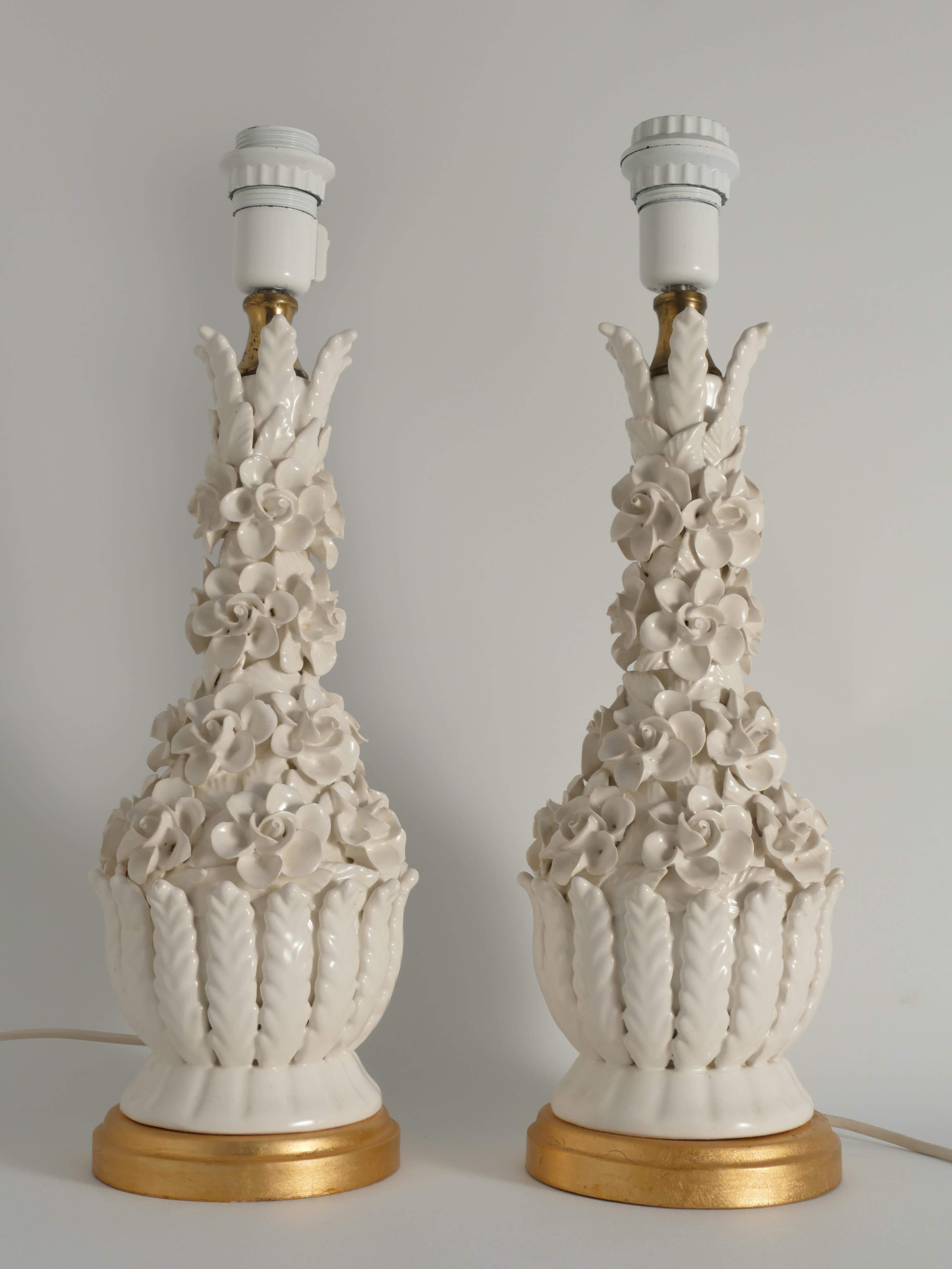 Hollywood Regency Lampade da tavolo in ceramica bianca con motivo floreale di Bondia, Spagna 1950, set di 2
