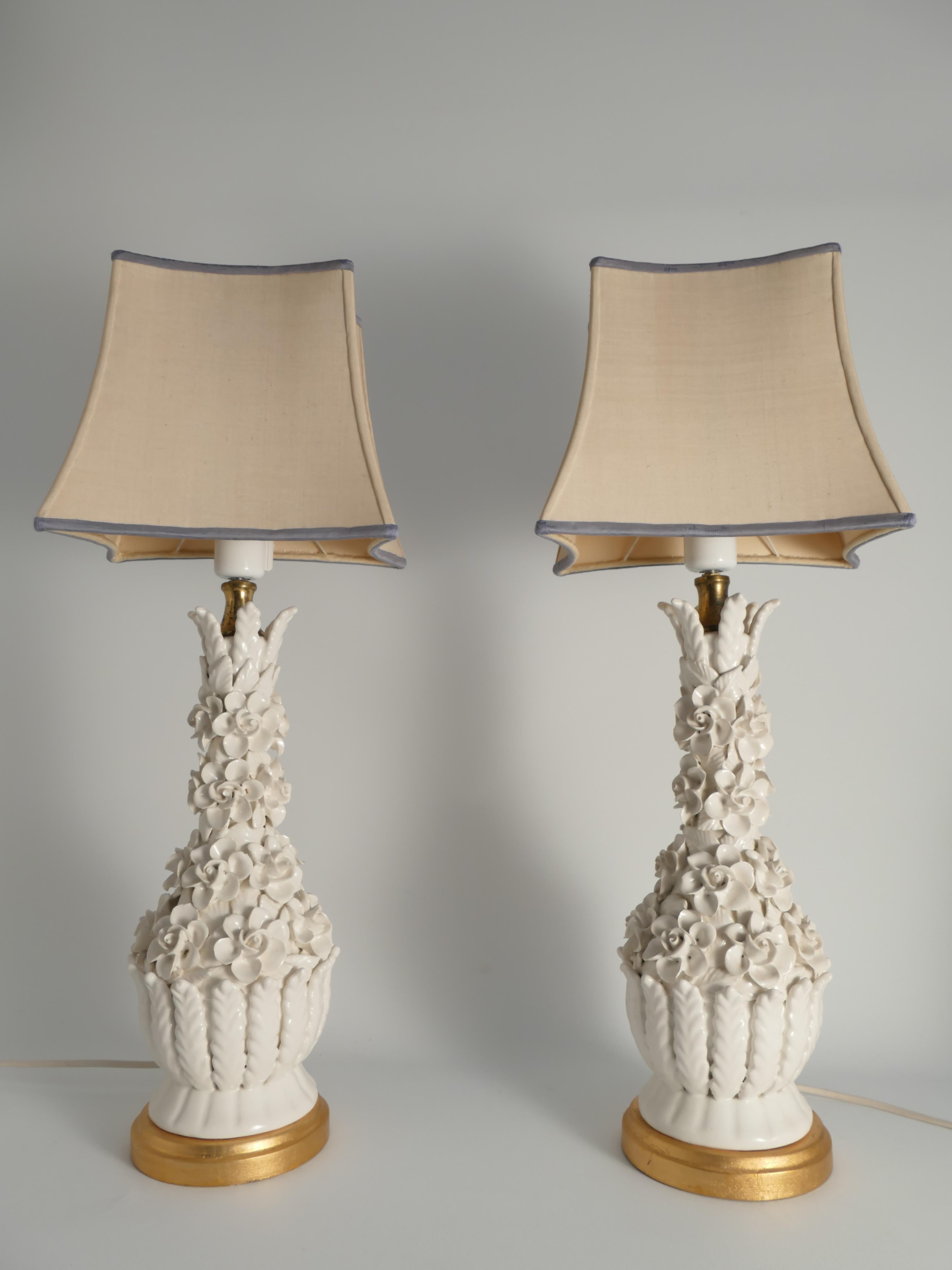 Lampade da tavolo in ceramica bianca con motivo floreale di Bondia, Spagna 1950, set di 2 In condizioni buone a Grythyttan, SE