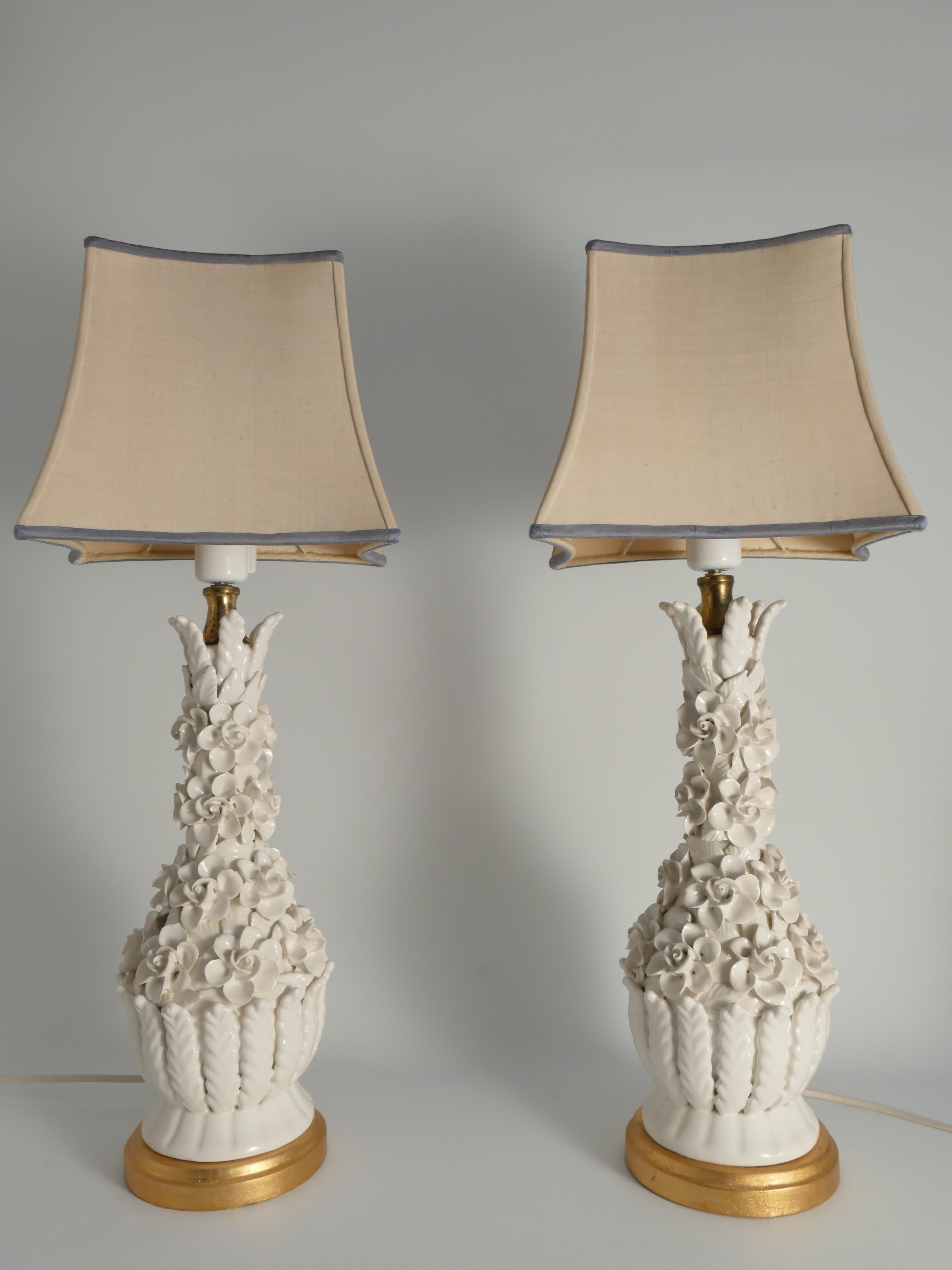 Metà XX secolo Lampade da tavolo in ceramica bianca con motivo floreale di Bondia, Spagna 1950, set di 2