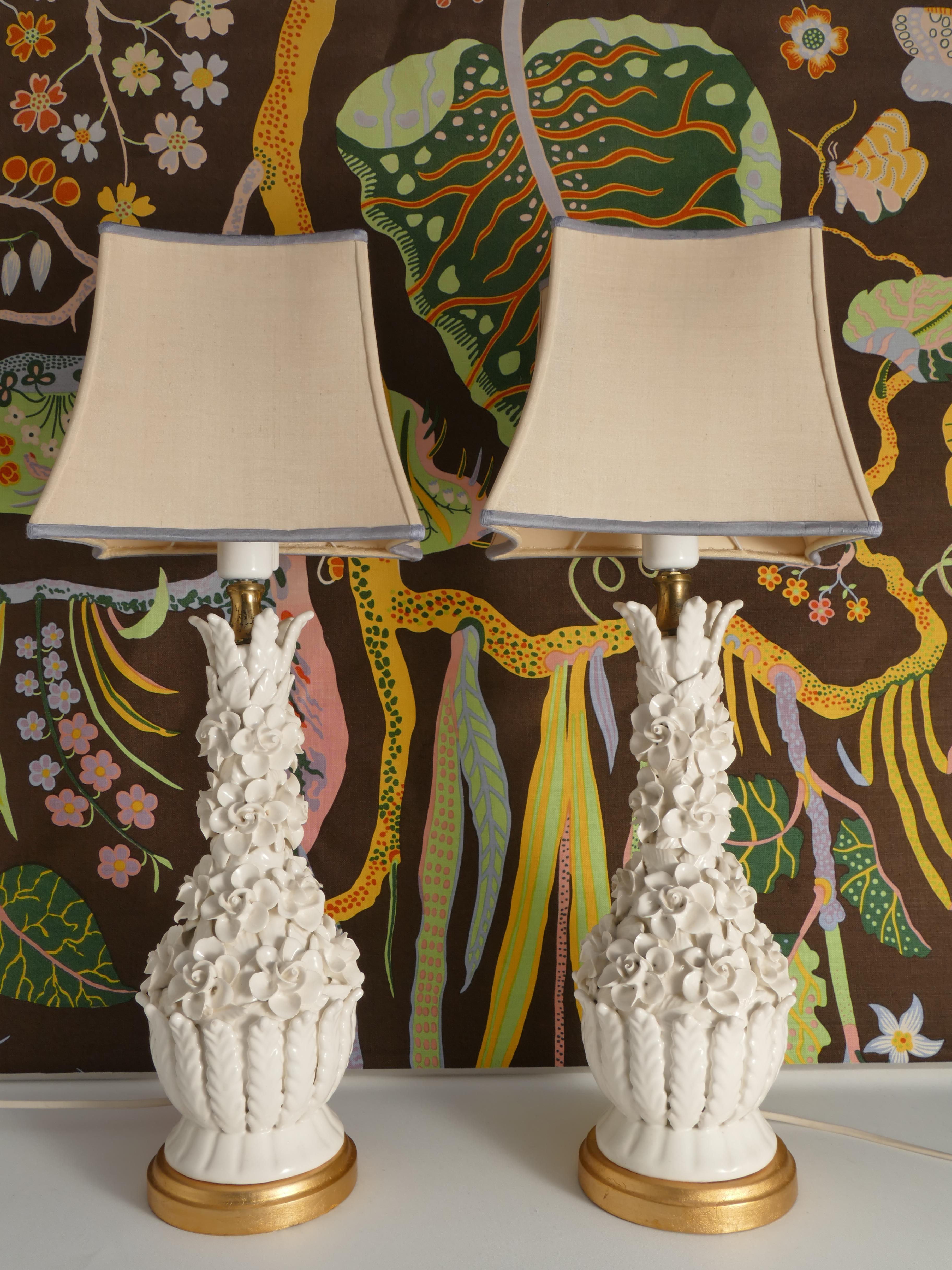 Legno Lampade da tavolo in ceramica bianca con motivo floreale di Bondia, Spagna 1950, set di 2