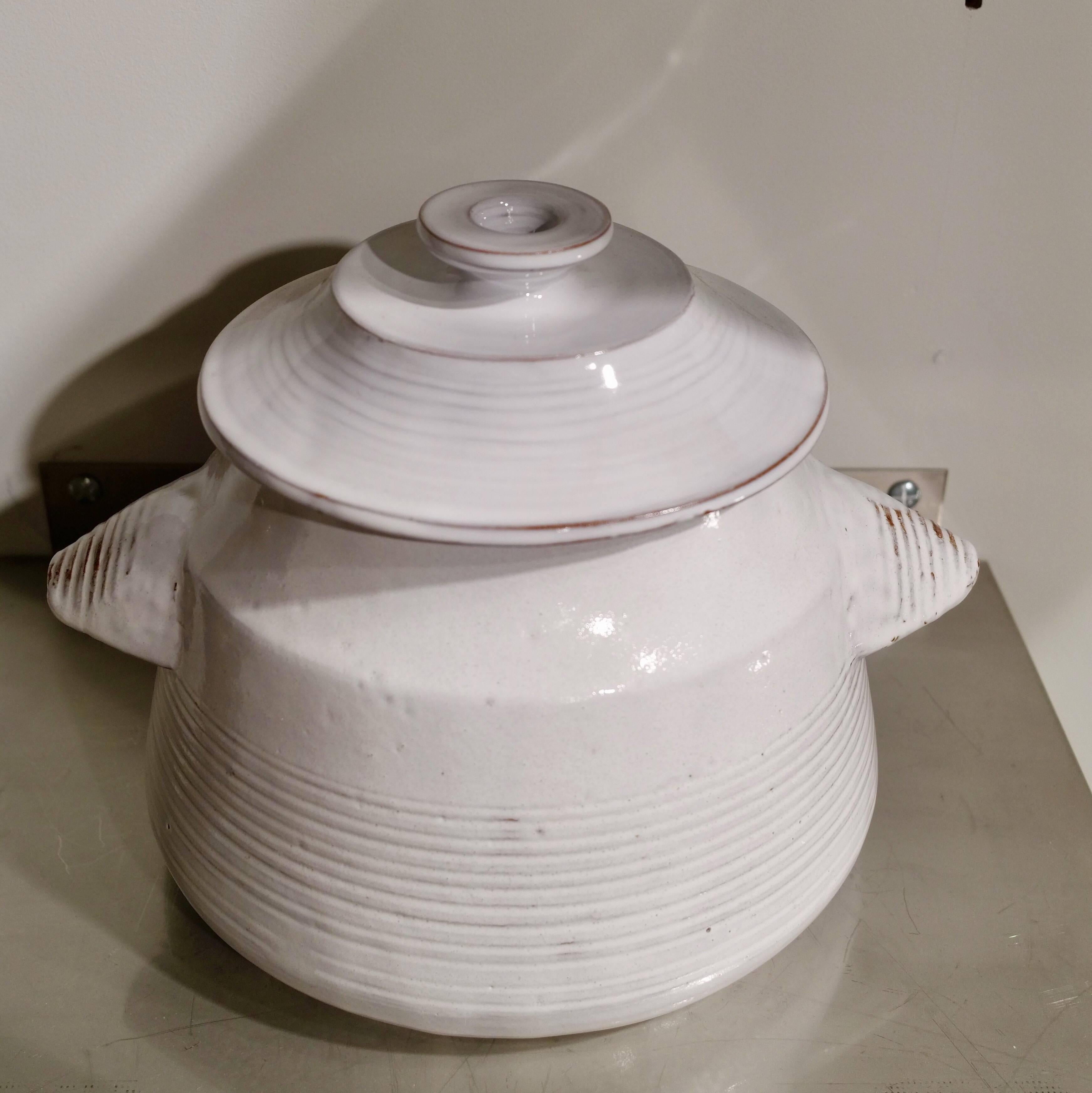 White enamelled ceramic tureen with lid by Les Argonautes, circa 1960. (Isabelle Ferlay et Frédérique Bourguet).
In perfect condition.
 