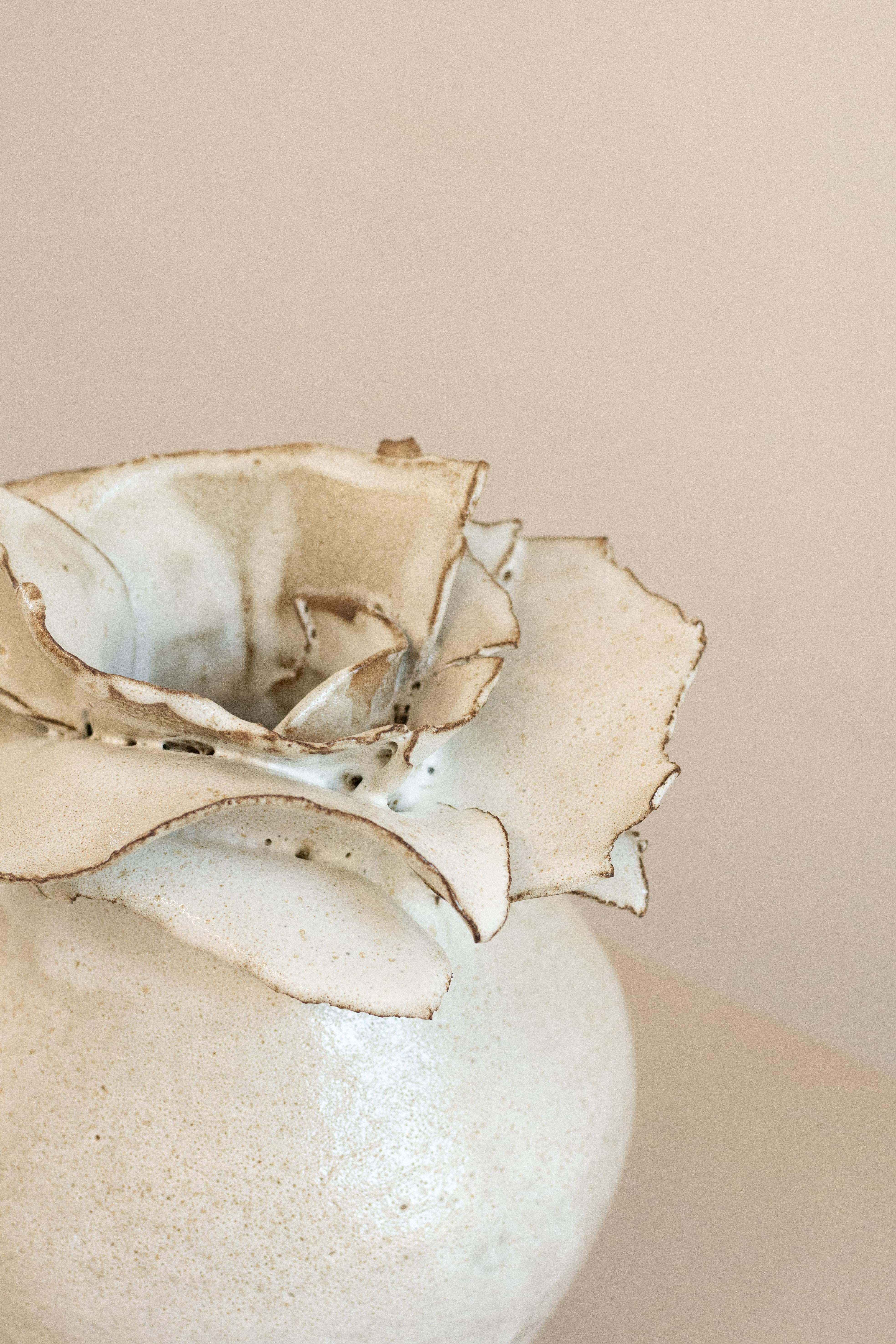 Diese zeitgenössische Keramikvase wurde von den Händen des Künstlers Andrei Detoni Stück für Stück gefertigt, wobei die Konturen und Texturen seiner Hände auf der Oberfläche eingeprägt wurden. Jedes Stück ist ein Unikat, dessen Form sich bei jeder
