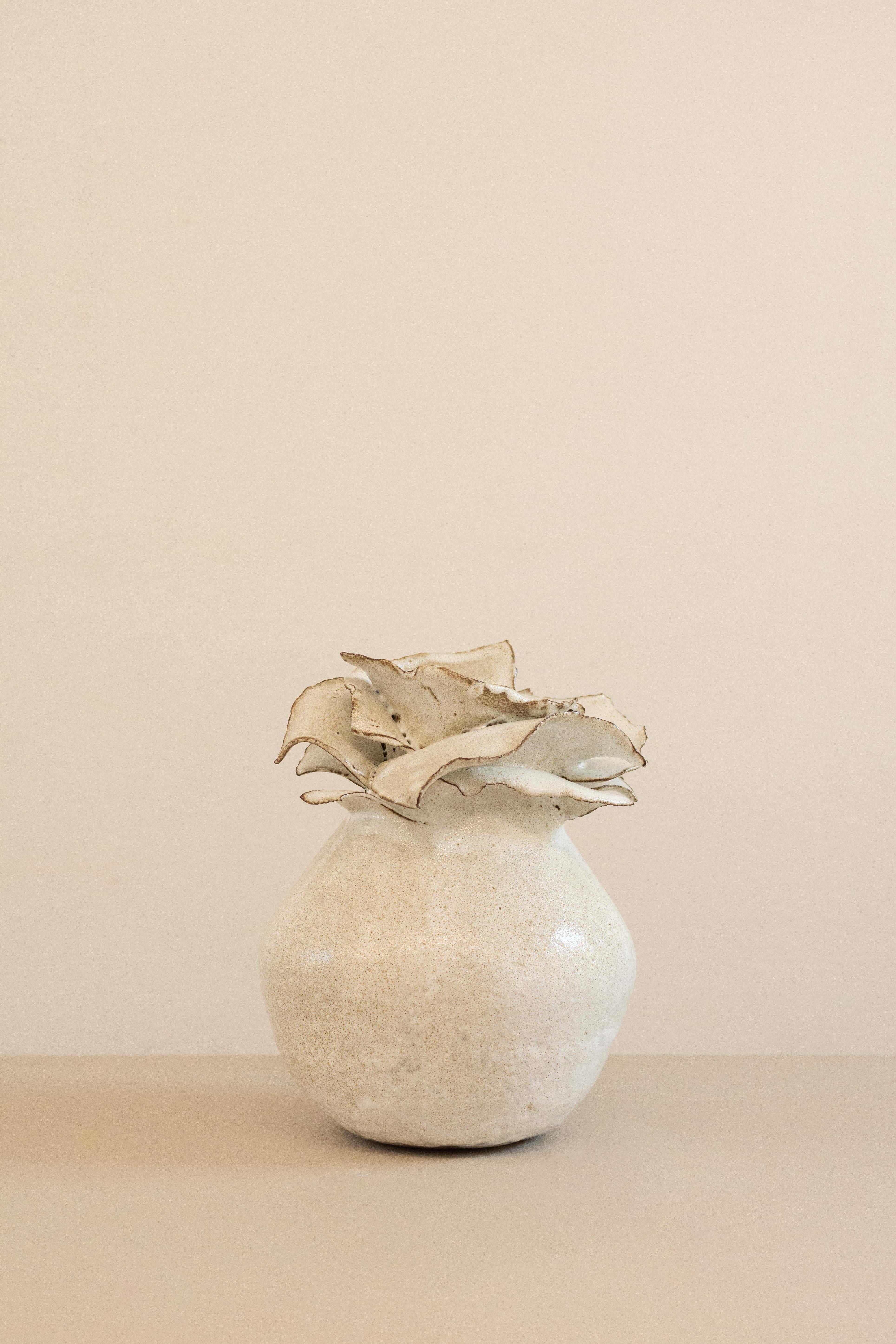 white ceramic vase BLUME In New Condition For Sale In Florianópolis, BR