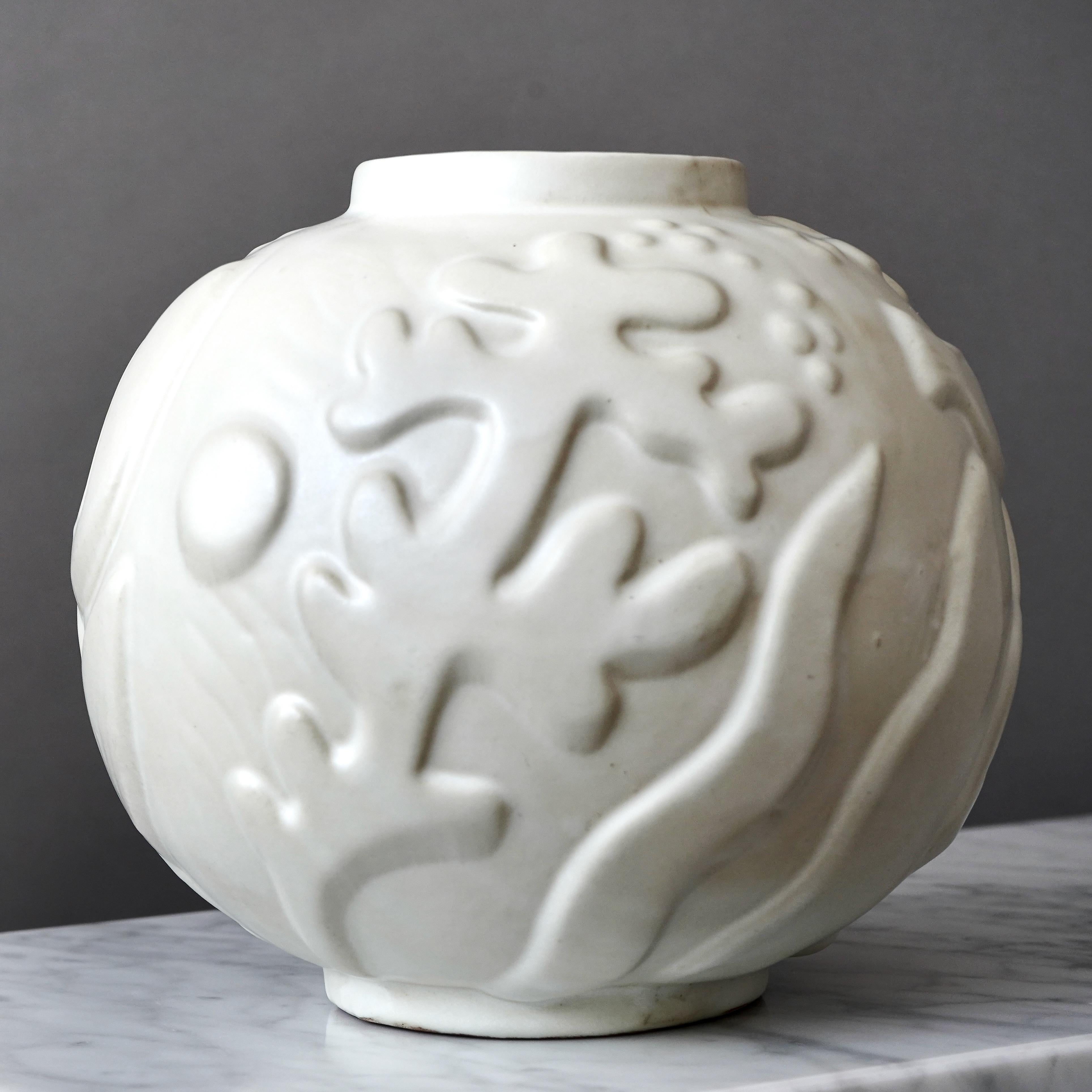 Jarrón de cerámica blanca de Anna-Lisa Thomson. Upsala Ekeby, Suecia, década de 1940 en venta 3