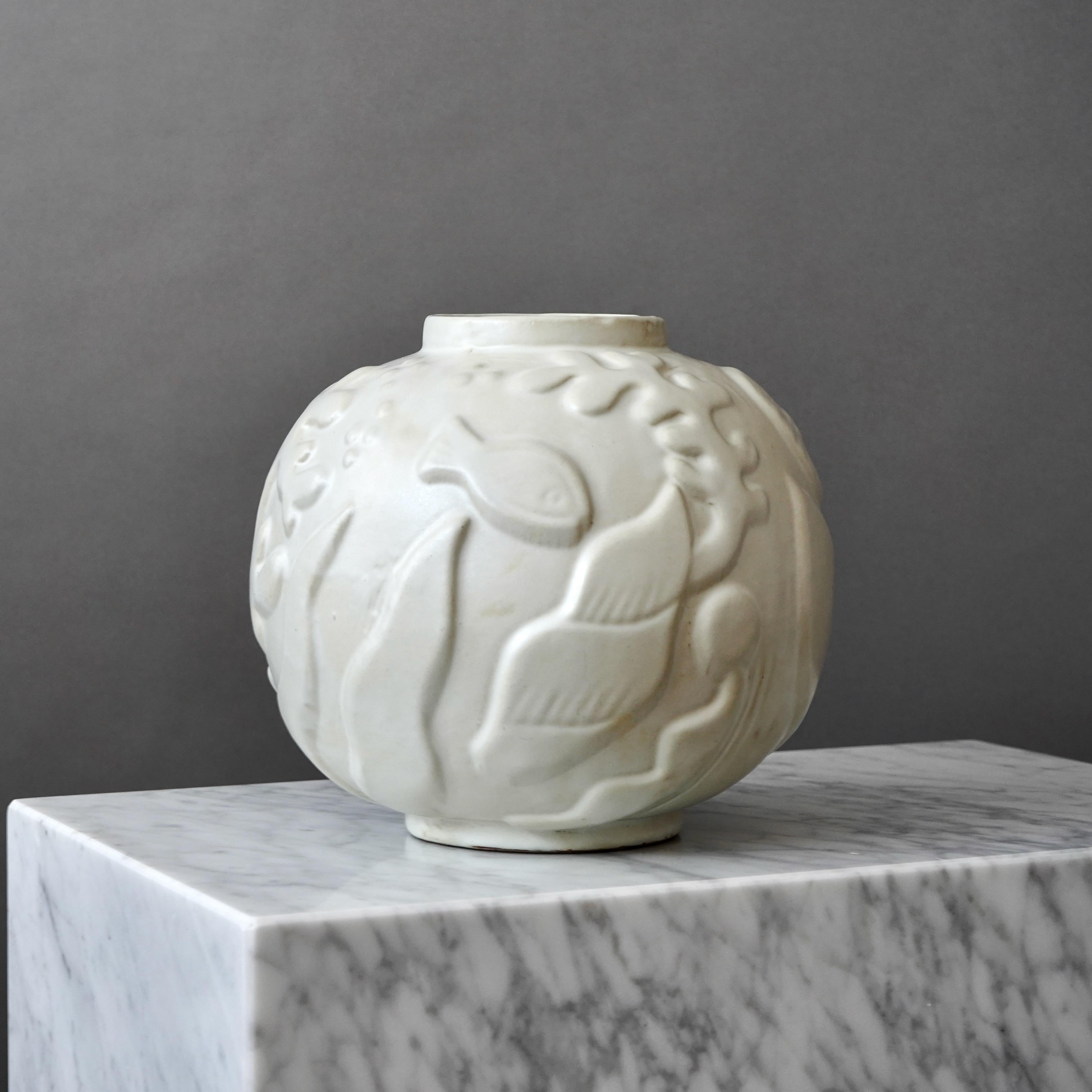 Jarrón de cerámica blanca de Anna-Lisa Thomson. Upsala Ekeby, Suecia, década de 1940 Sueco en venta