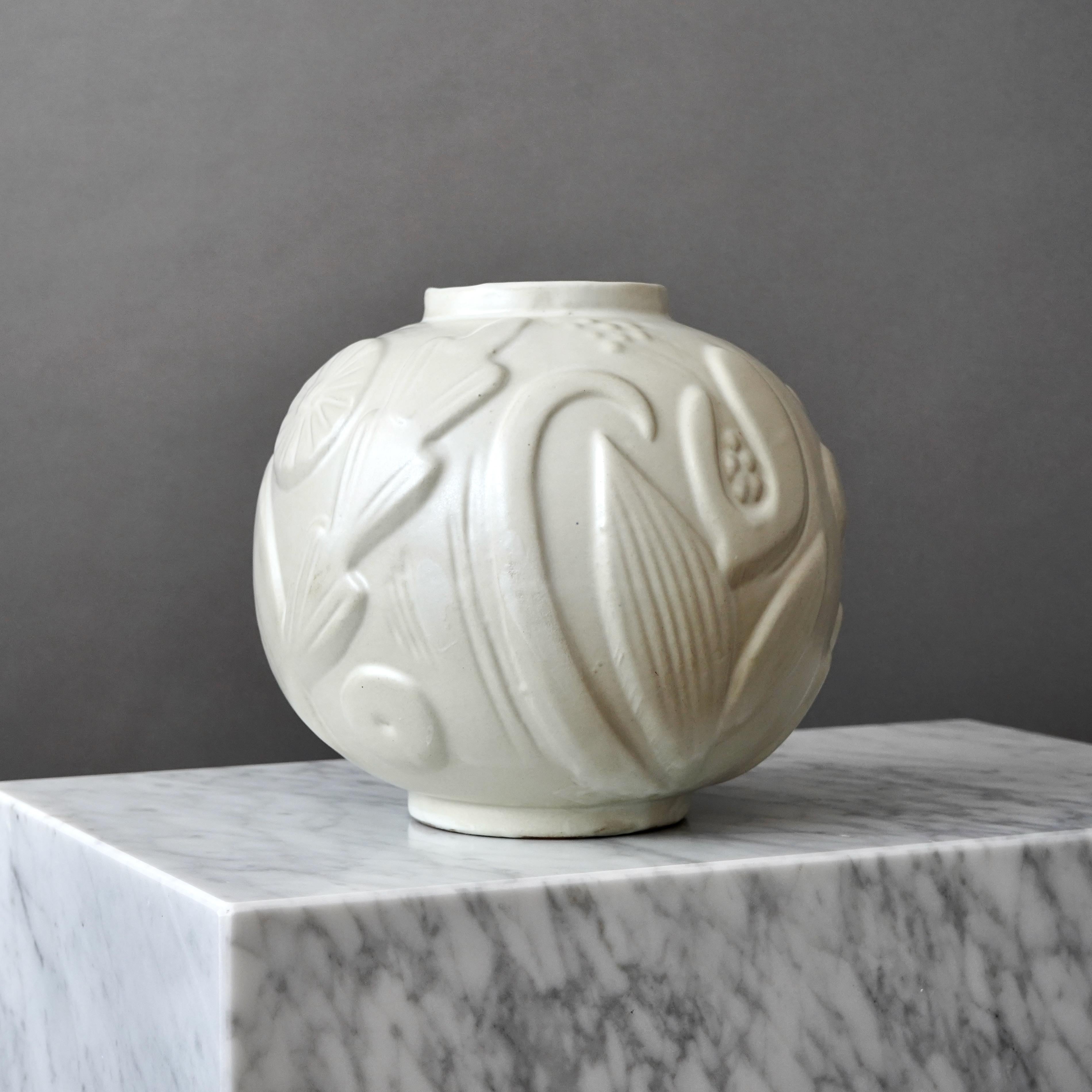 Jarrón de cerámica blanca de Anna-Lisa Thomson. Upsala Ekeby, Suecia, década de 1940 en Bueno estado para la venta en Malmö, SE