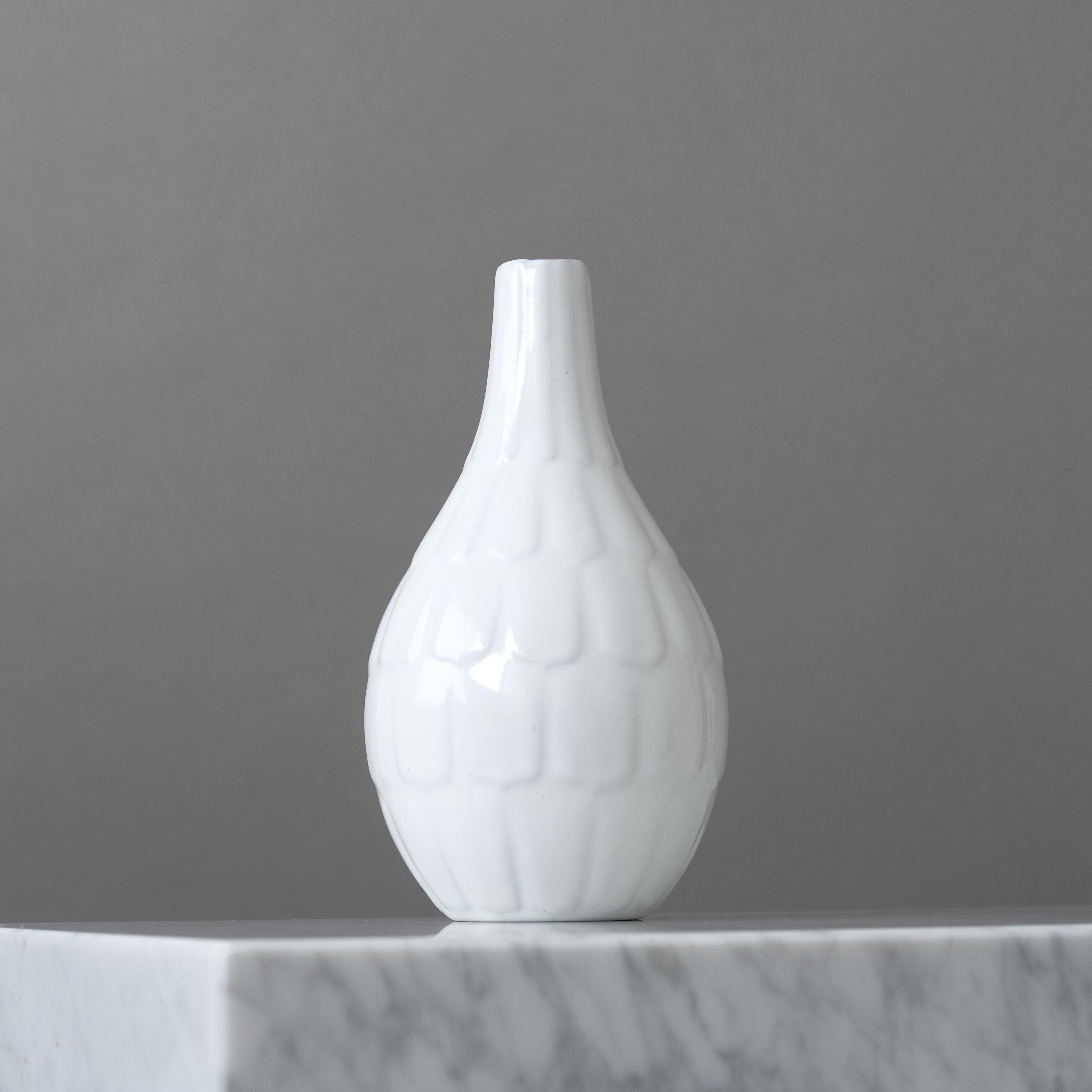 Un magnifique vase en faïence avec une glaçure étonnante.
Réalisé par Anna-Lisa Thomson pour Upsala Ekeby en Suède, 1951-1952.

Très bon état - pas d'ébréchures, de fissures ou de craquelures.
Impressionnée par la marque du fabricant.

Anna-Lisa