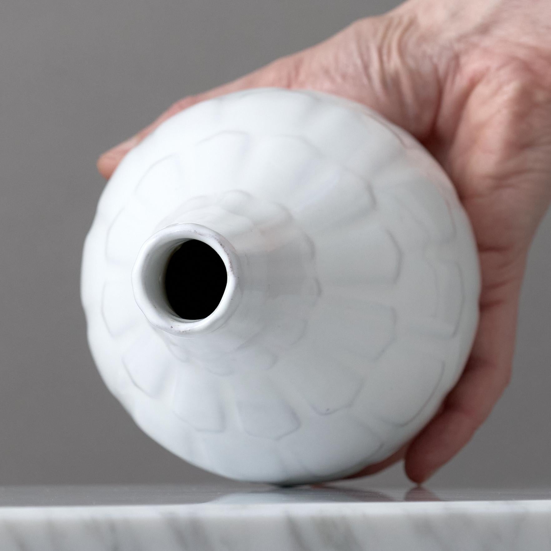 Scandinave moderne Vase en céramique blanche par Anna-Lisa Thomson, Upsala Ekeby, Suède, 1951-1952. en vente