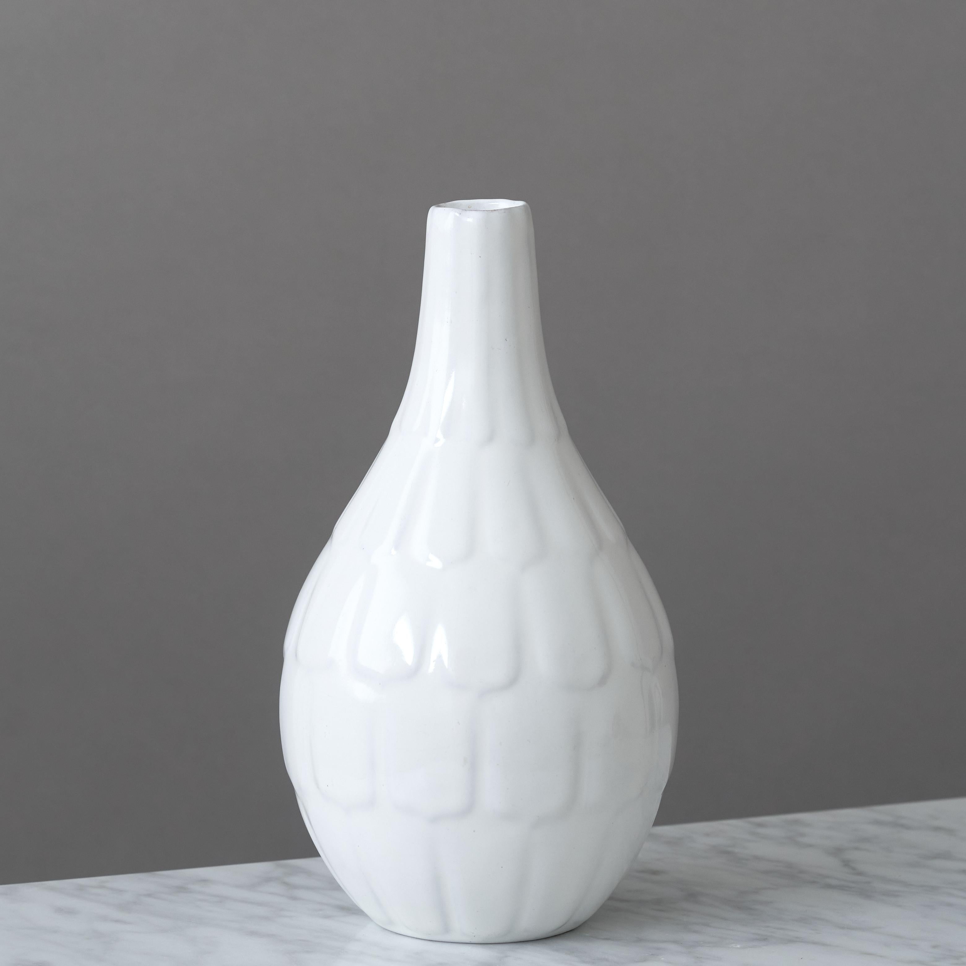 Suédois Vase en céramique blanche par Anna-Lisa Thomson, Upsala Ekeby, Suède, 1951-1952. en vente