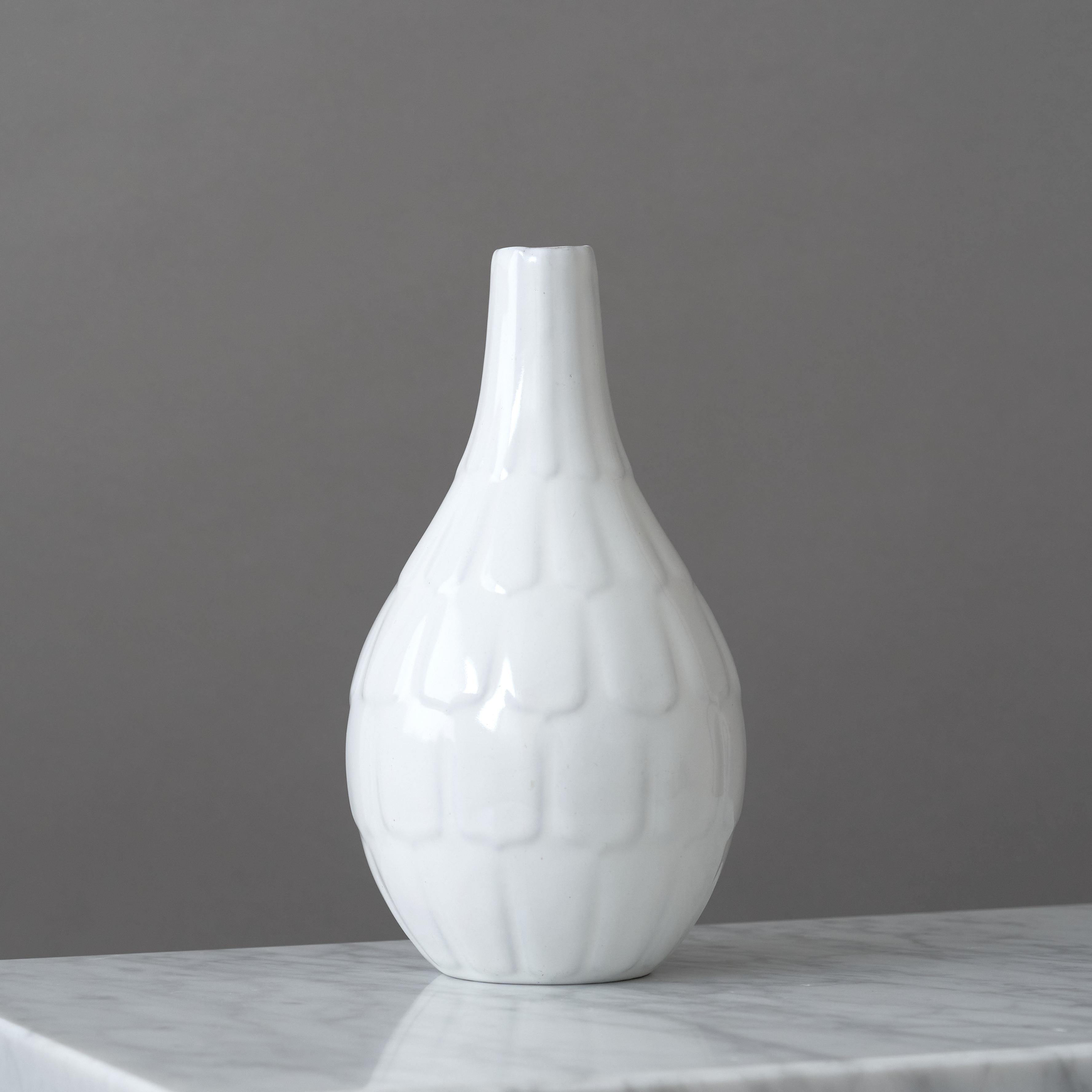 Vernissé Vase en céramique blanche par Anna-Lisa Thomson, Upsala Ekeby, Suède, 1951-1952. en vente