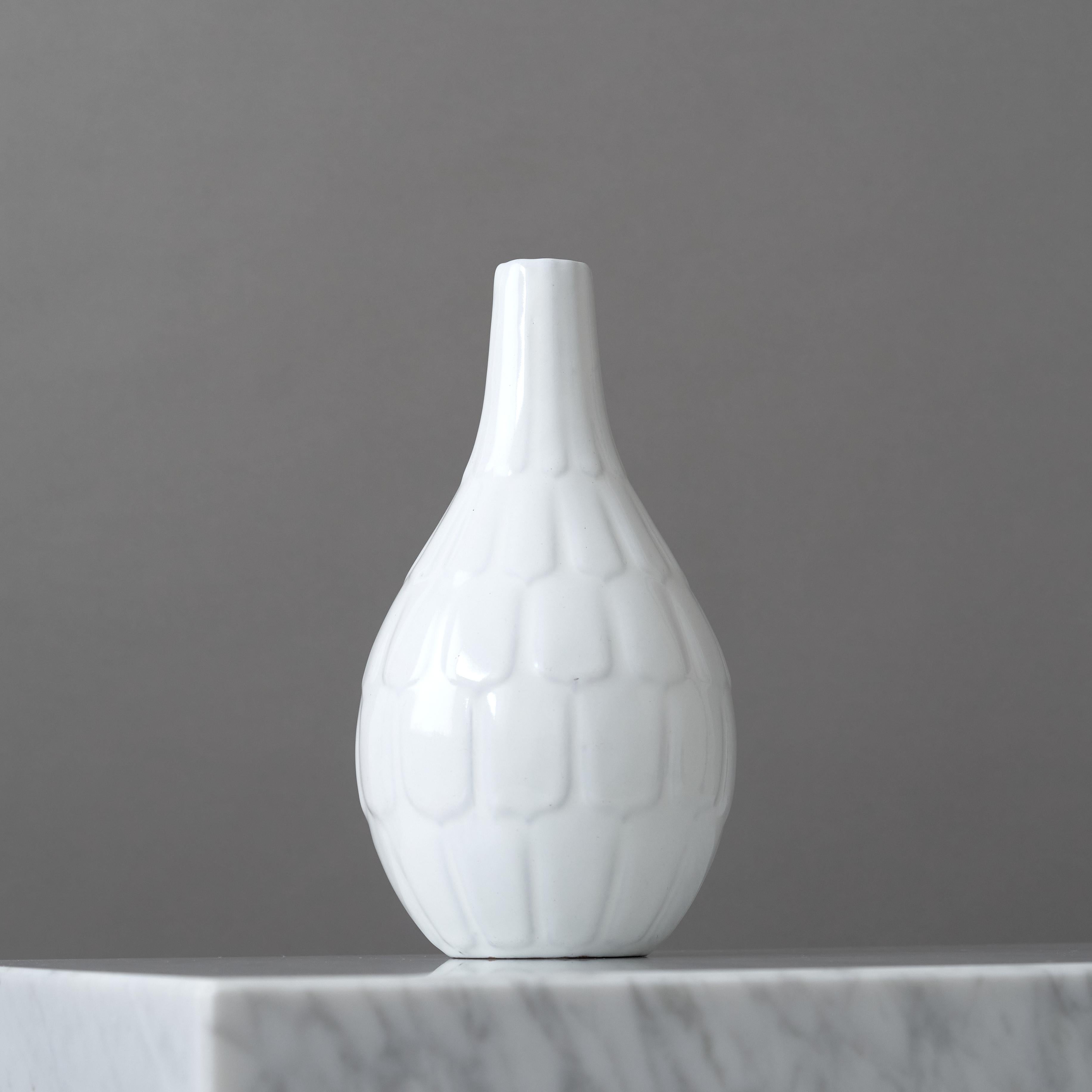 Vase en céramique blanche par Anna-Lisa Thomson, Upsala Ekeby, Suède, 1951-1952. Bon état - En vente à Malmö, SE