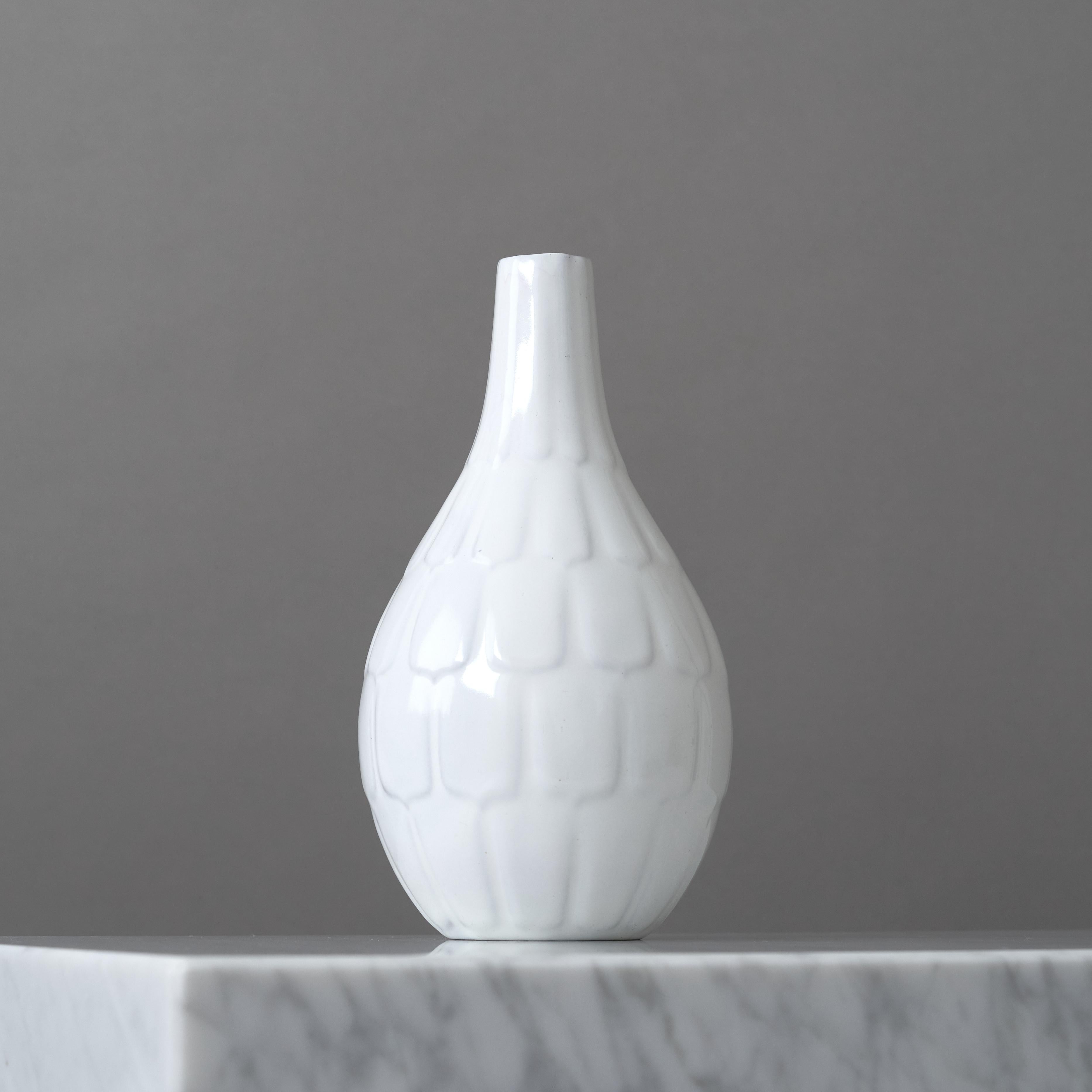 20ième siècle Vase en céramique blanche par Anna-Lisa Thomson, Upsala Ekeby, Suède, 1951-1952. en vente