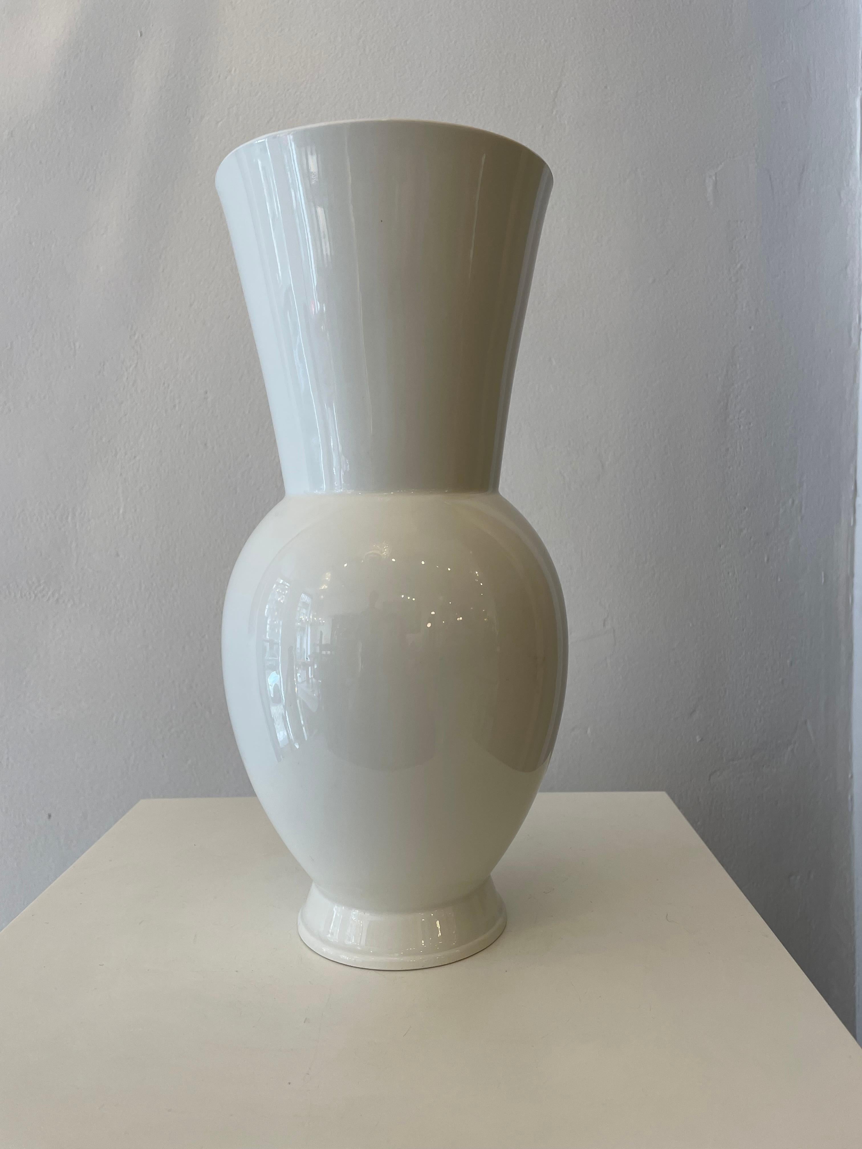 White ceramic vase by Marianne Brandt, Germany, Bauhaus, 1920s.