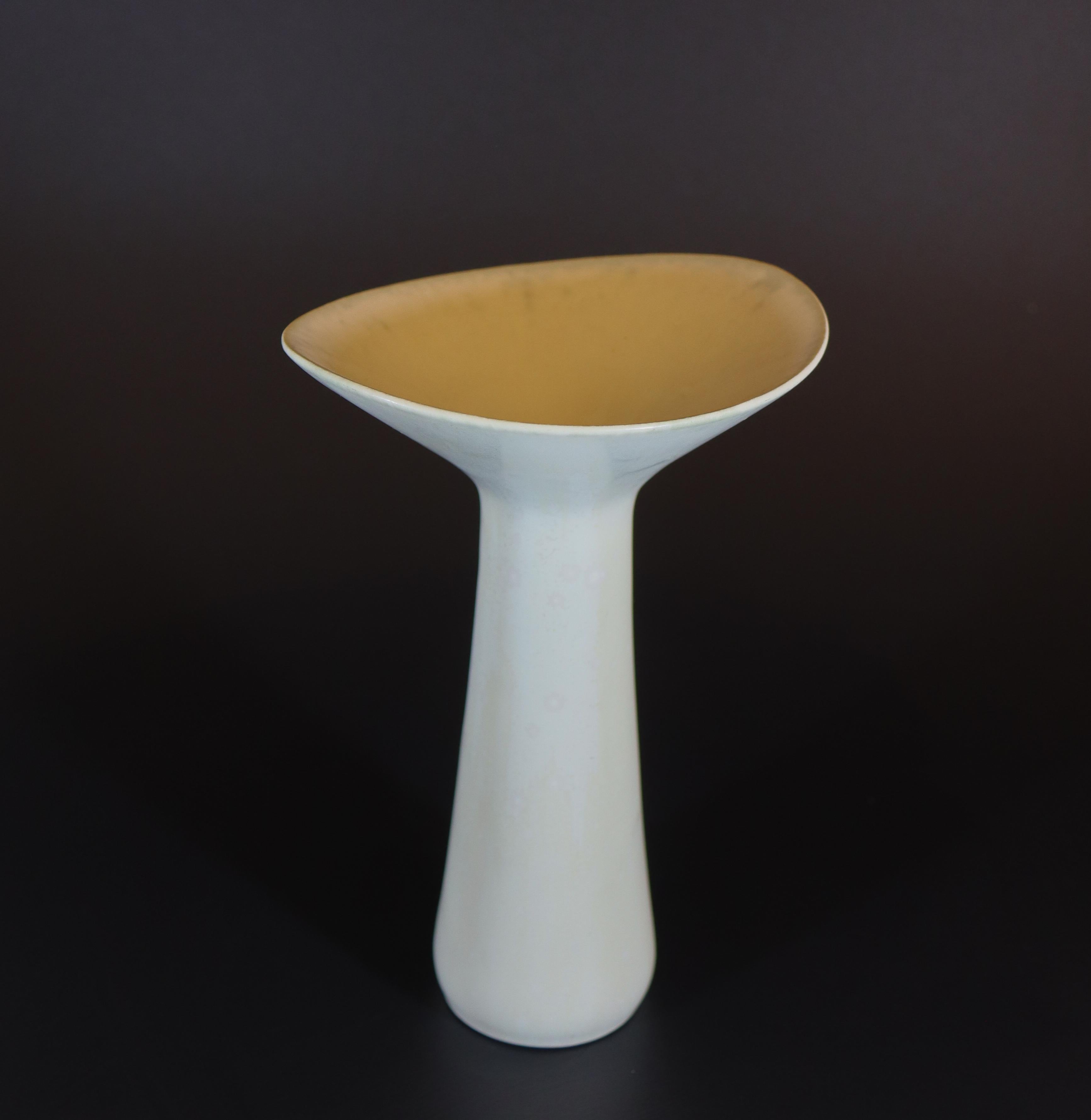 Uno splendido vaso in ceramica bianca disegnato da Carl-Harry Stålhane presso Rörstrand. Il vaso è alto 18 cm ed è in ottime condizioni, a parte alcuni segni minori nello smalto. Il vaso è contrassegnato come seconda qualità. 

Carl-Harry Stålhane è