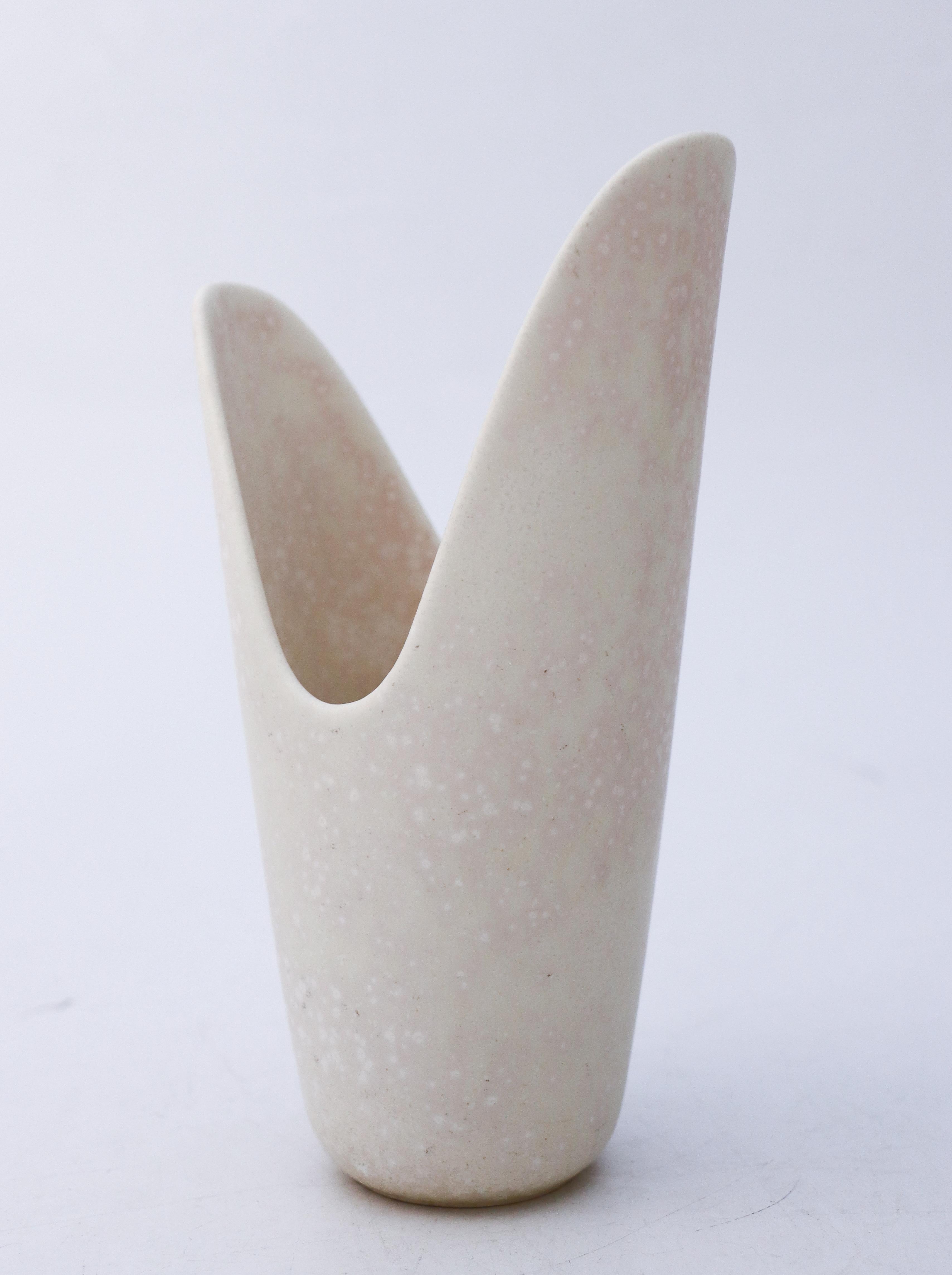 A lovely, white speckled vase with a lovely glaze designed by Gunnar Nylund at Rörstrand, it's 18.5 cm (7.4) high and 10.5 x 6.5 cm (4.2 x 2.6