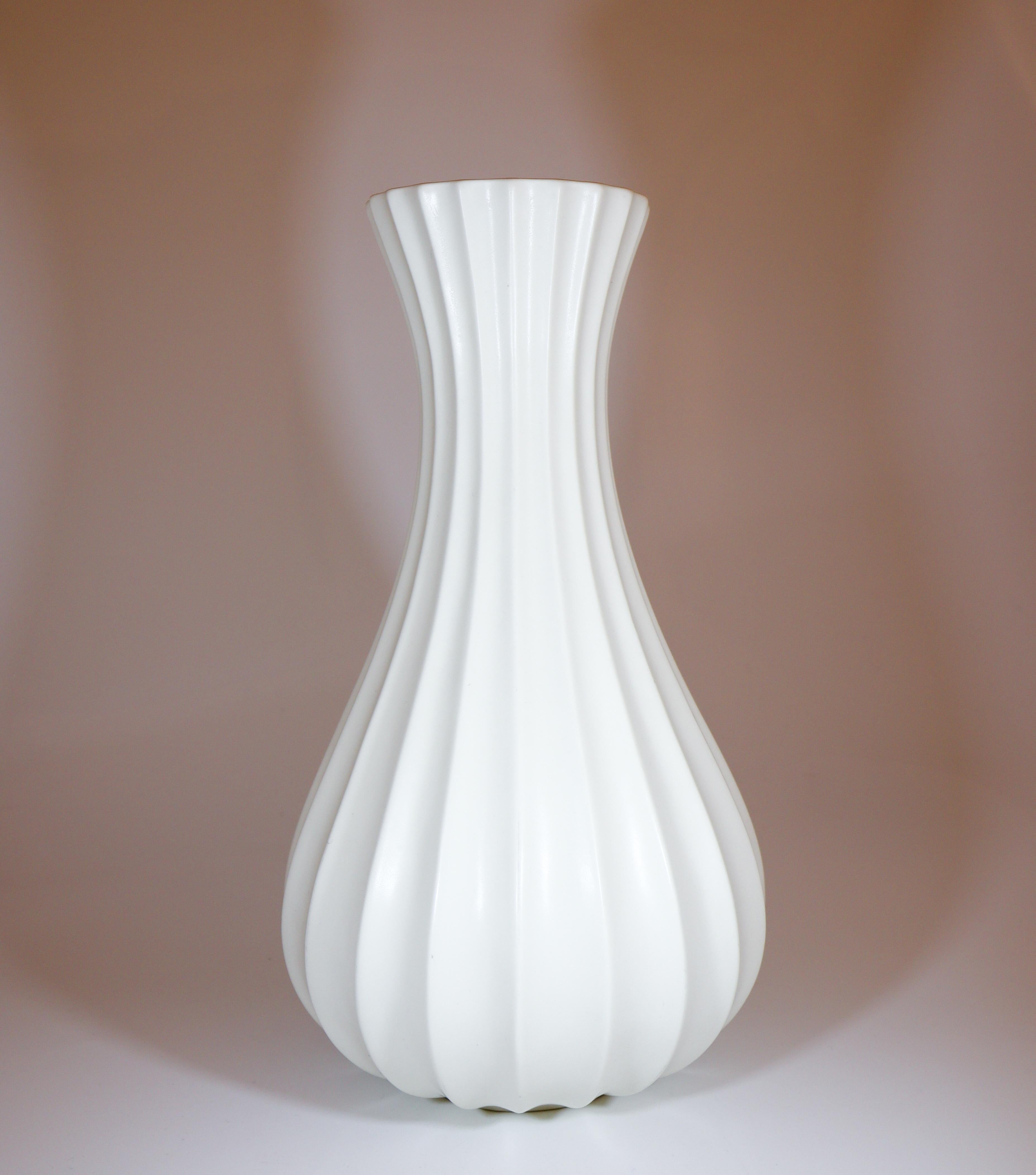 Un joli vase en céramique blanche conçu par Pia Rönndahl chez Rörstrand en 1998. Le vase mesure 32,5 cm de haut et est en excellent état, à l'exception de quelques marques mineures dans la glaçure. En raison de ces marques mineures dans la glaçure,