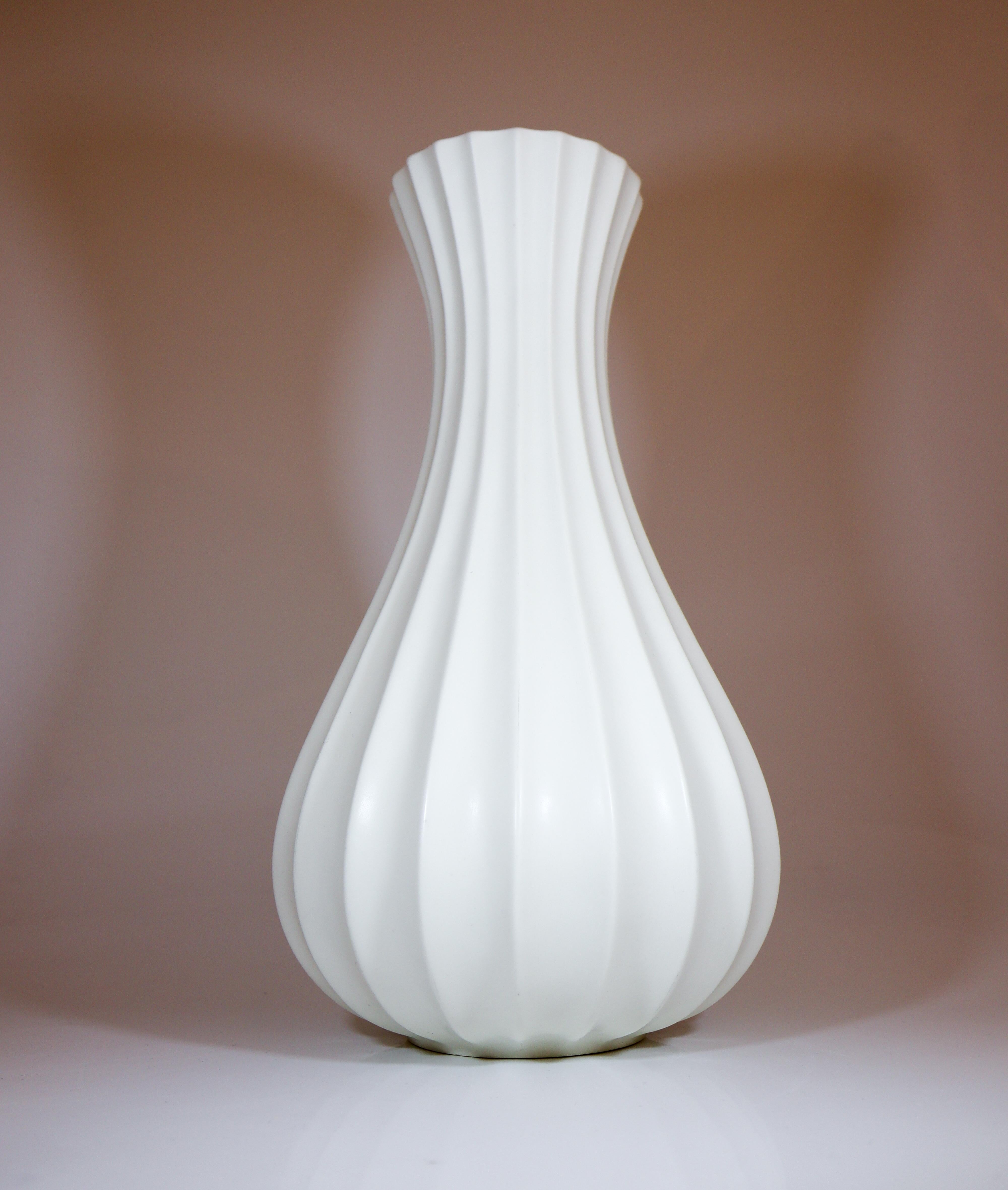 Scandinave moderne Vase en céramique blanche, Pia Rönndahl Rörstrand, The Scandinavian Modern en vente