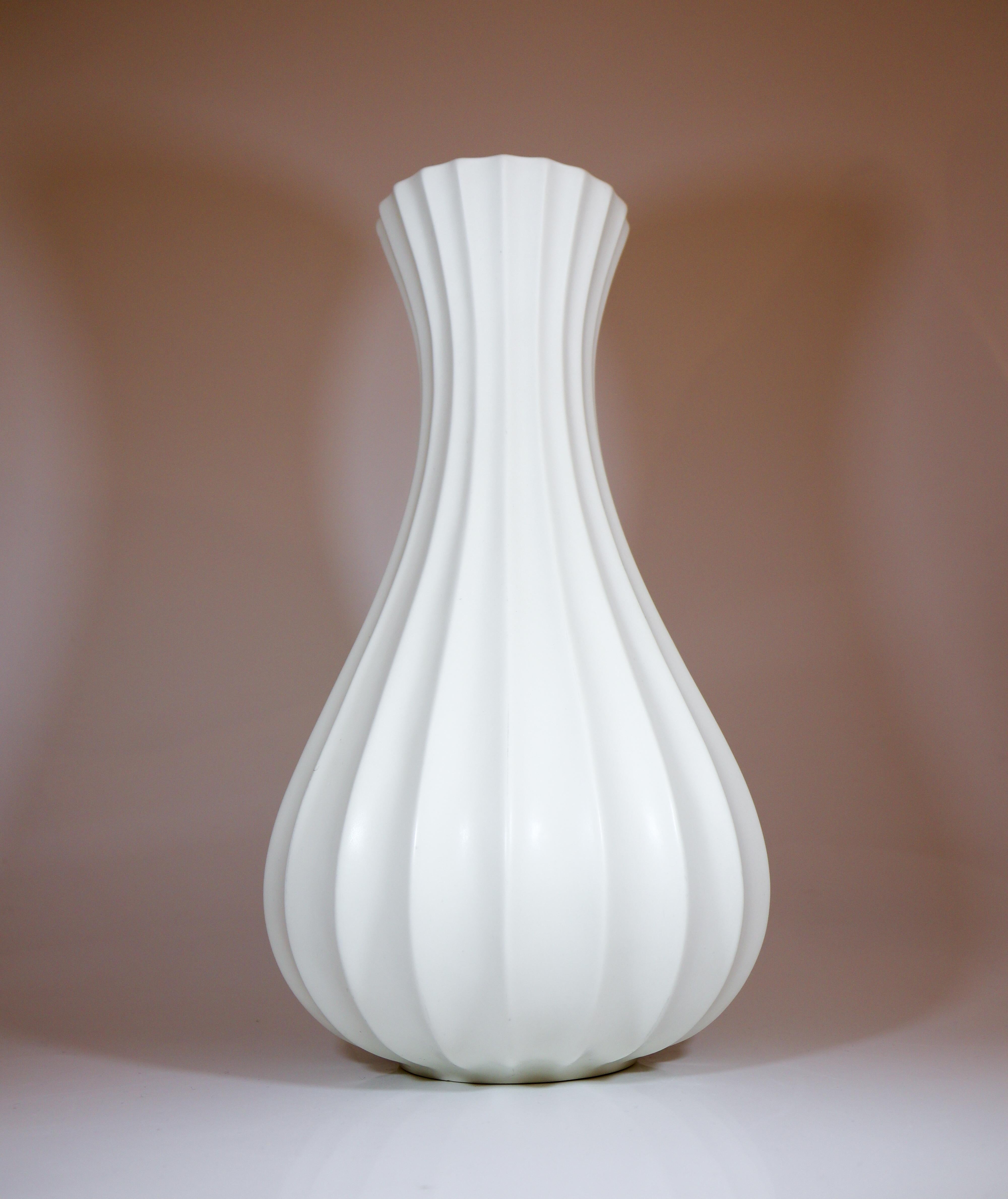Suédois Vase en céramique blanche, Pia Rönndahl Rörstrand, The Scandinavian Modern en vente