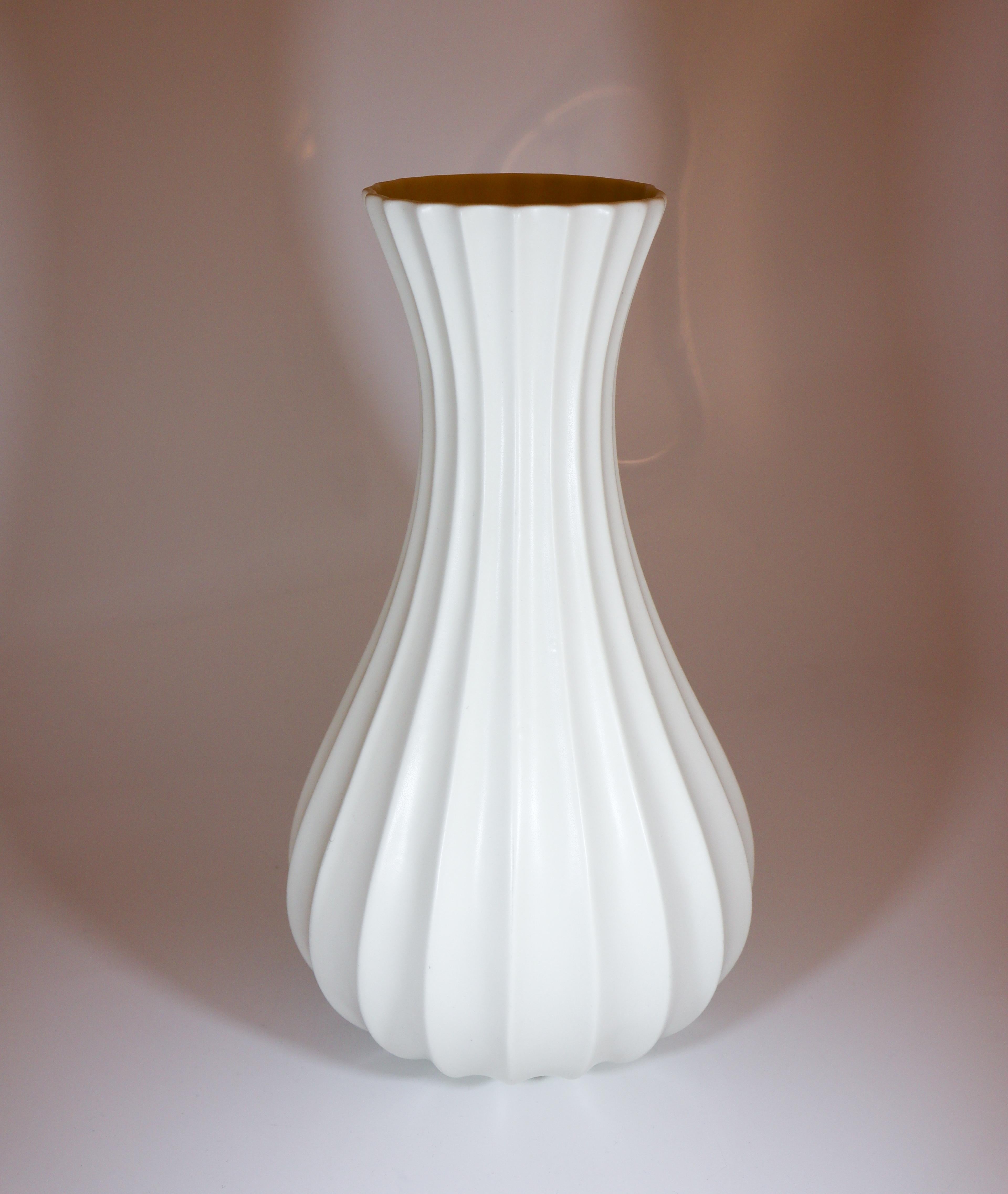 Vase en céramique blanche, Pia Rönndahl Rörstrand, The Scandinavian Modern Bon état - En vente à Stockholm, SE