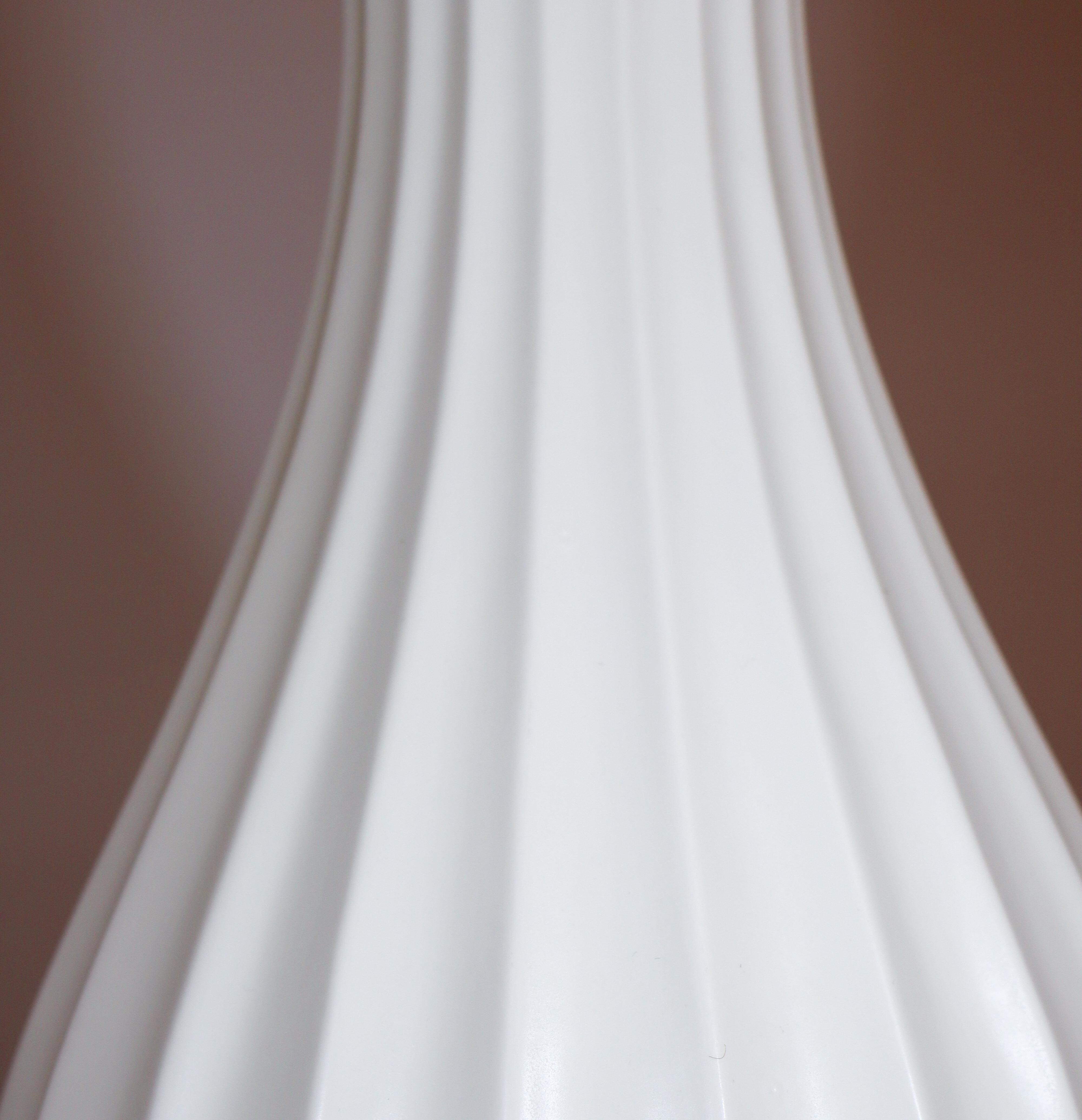 Fin du 20e siècle Vase en céramique blanche, Pia Rönndahl Rörstrand, The Scandinavian Modern en vente