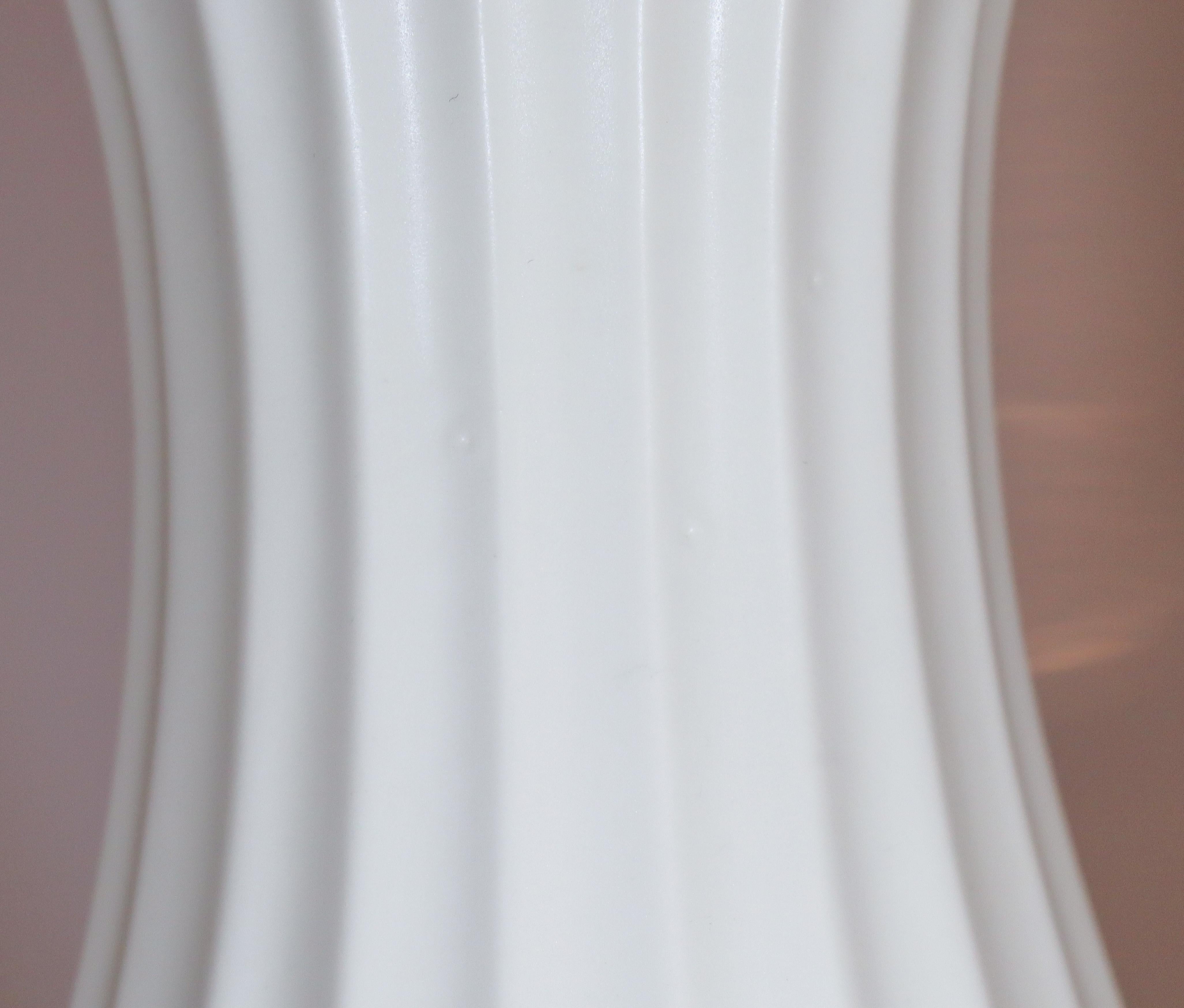 Céramique Vase en céramique blanche, Pia Rönndahl Rörstrand, The Scandinavian Modern en vente