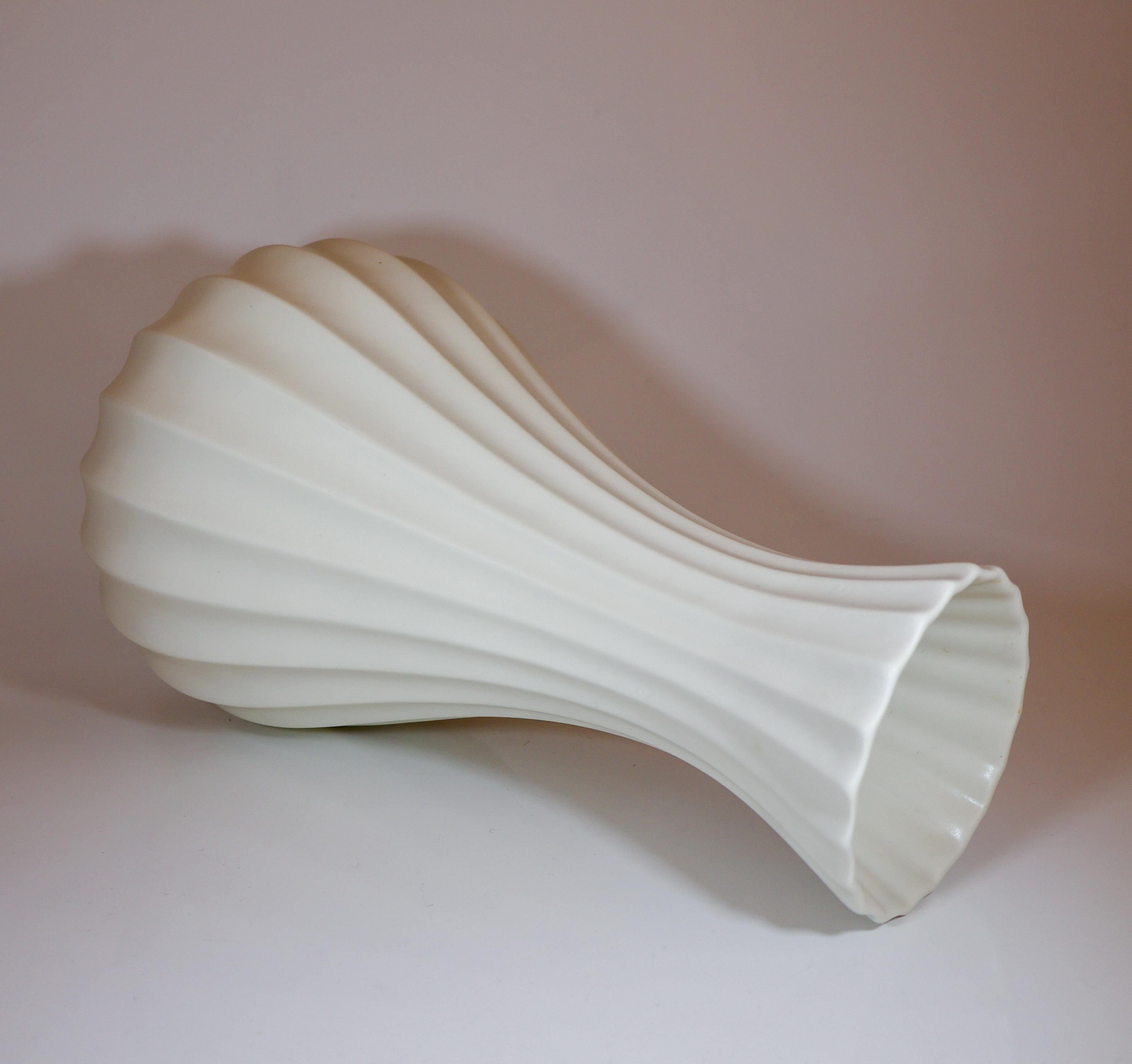 Vase en céramique blanche, Pia Rönndahl Rörstrand, The Scandinavian Modern en vente 1