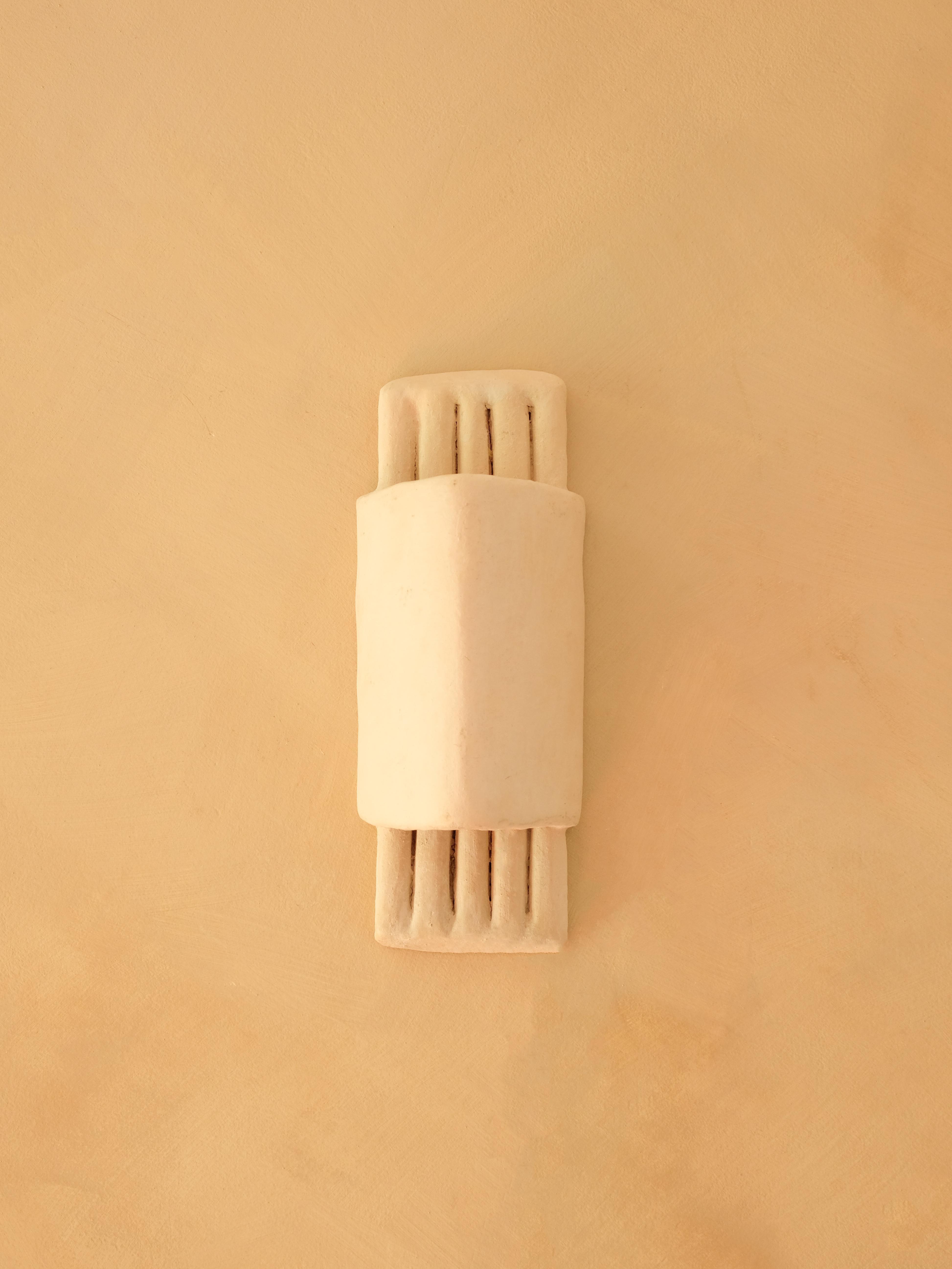 White Ceramic Wall Light Made of Native Clay by memòri studio In New Condition For Sale In Marseille, FR