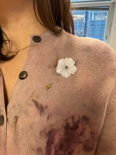 White Chalcedony Carved Flower 0.60ct Blue Sapphire 18k Yellow Gold Stick Pin