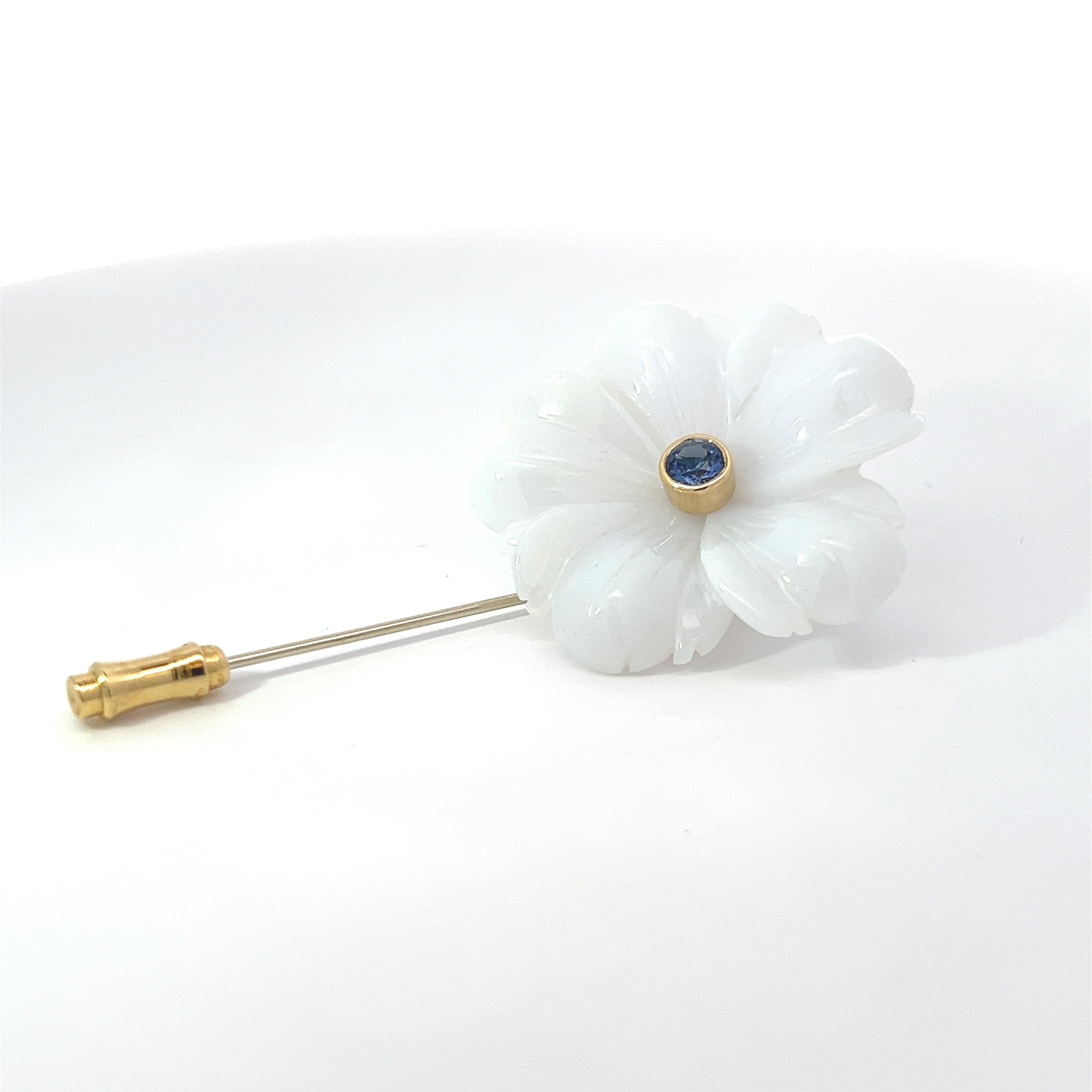 Round Cut White Chalcedony Carved Flower 0.60ct Blue Sapphire 18k Yellow Gold Stick Pin For Sale