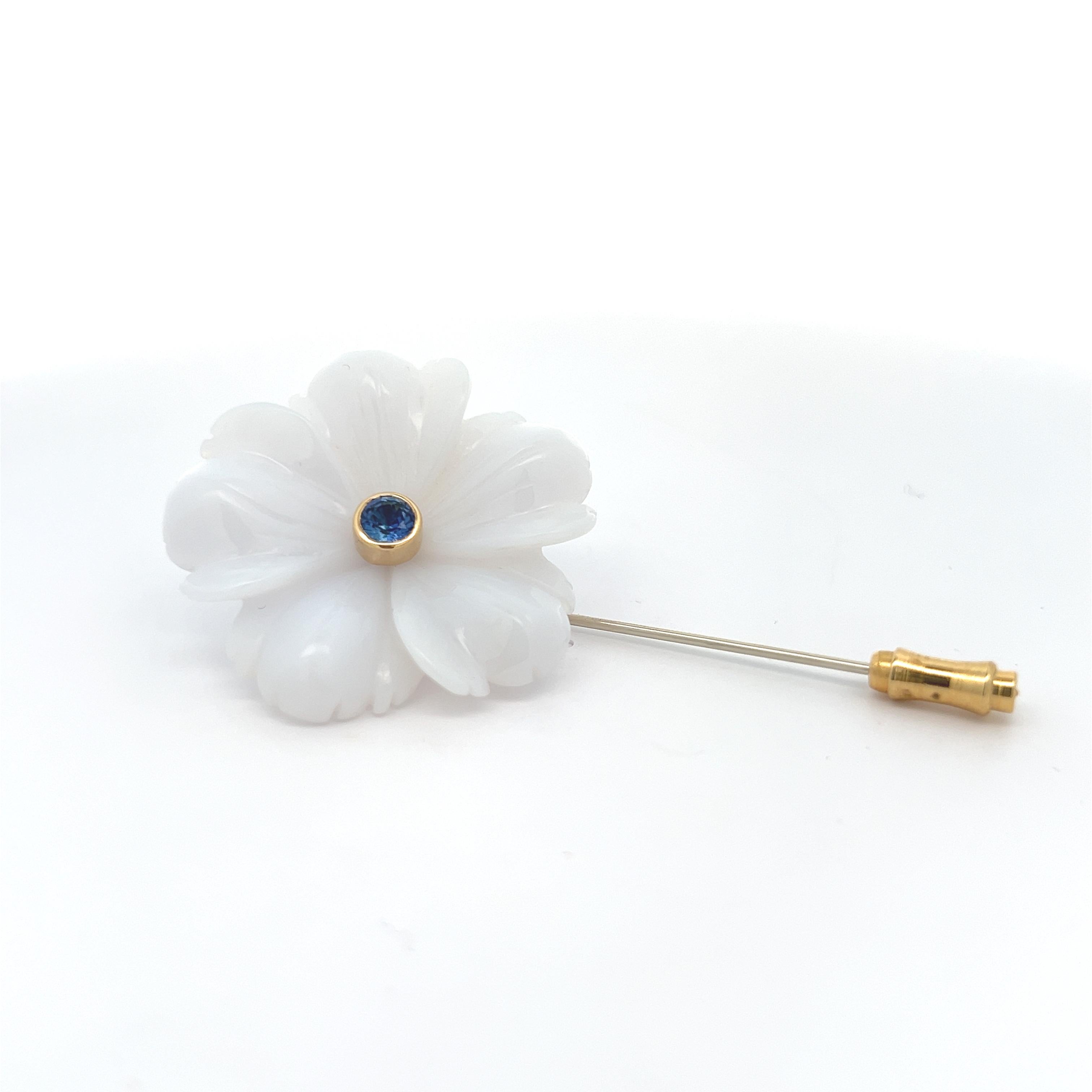 White Chalcedony Carved Flower 0.60ct Blue Sapphire 18k Yellow Gold Stick Pin In New Condition For Sale In New York, NY