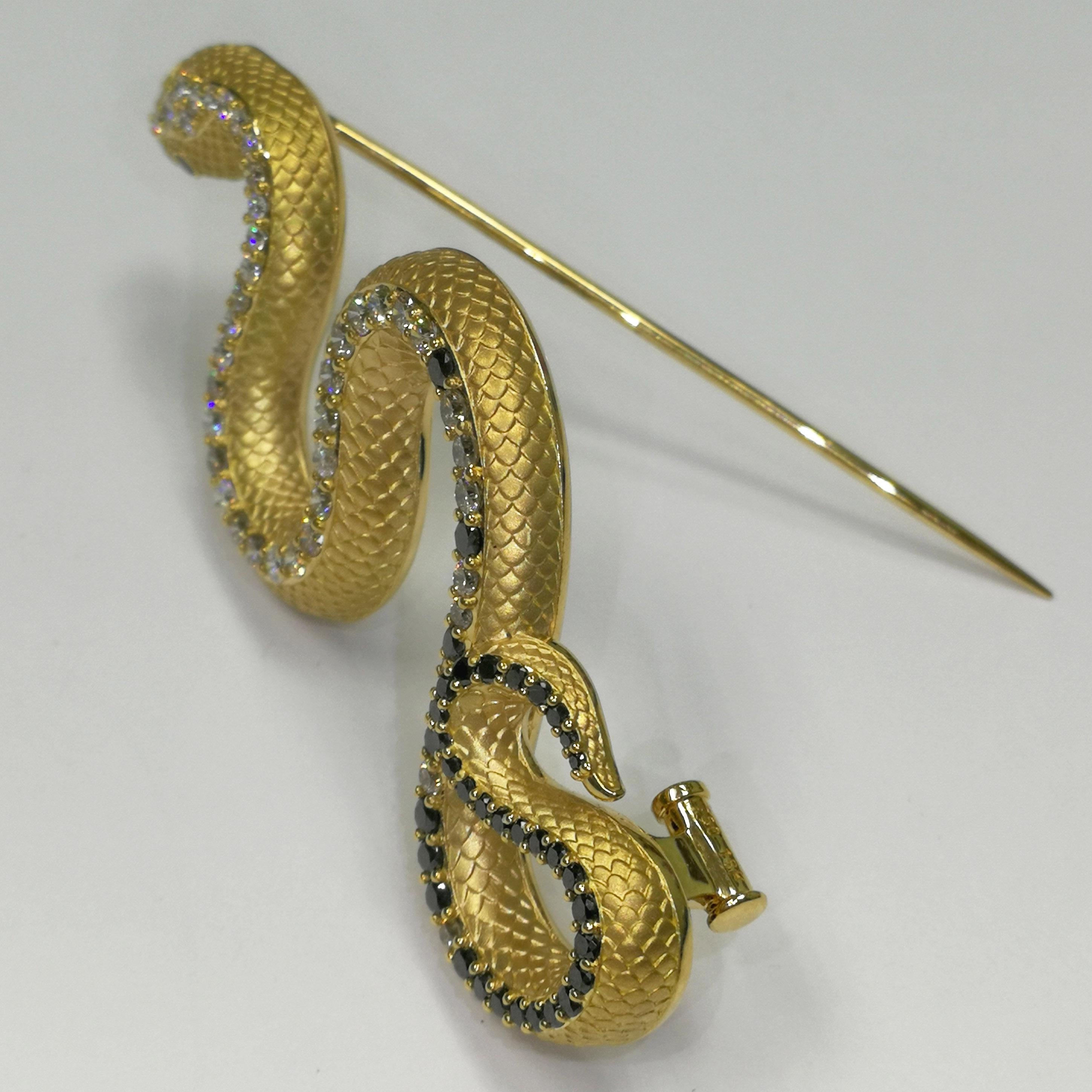 Round Cut White, Champagne and Black Diamonds 18 Karat Yellow Gold Snake Brooch For Sale