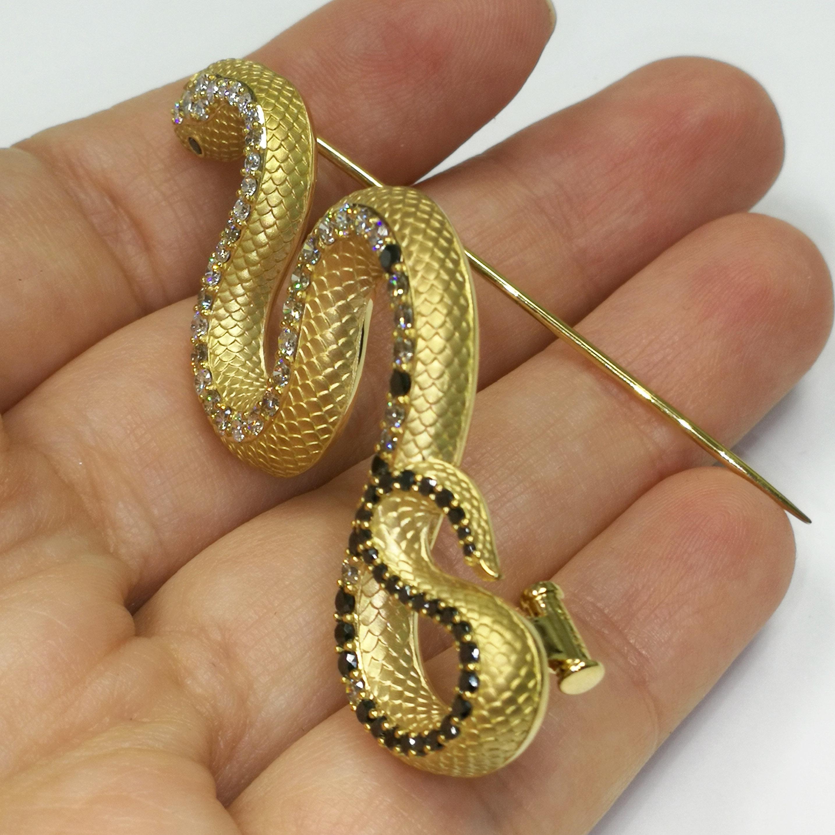 White, Champagne and Black Diamonds 18 Karat Yellow Gold Snake Brooch In New Condition For Sale In Bangkok, TH