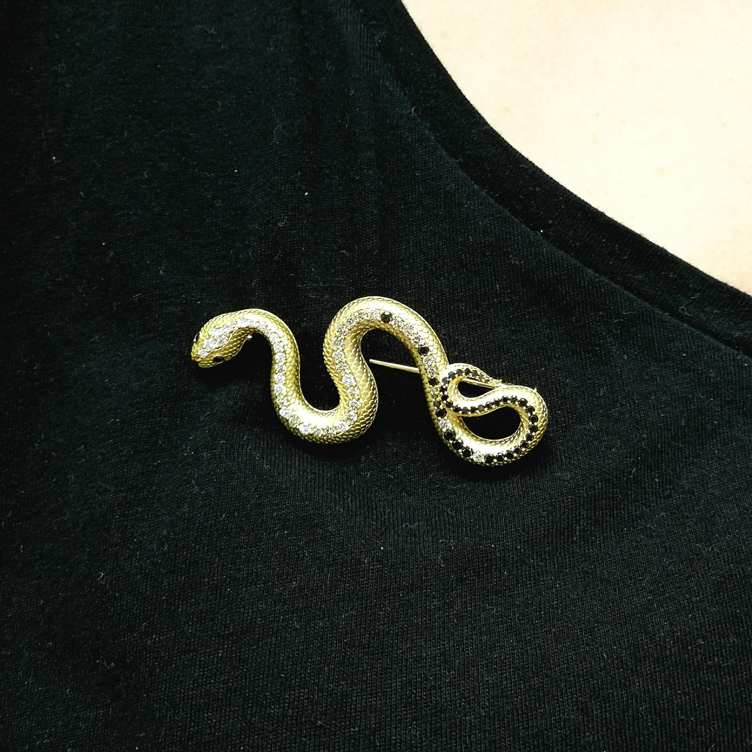 Women's White, Champagne and Black Diamonds 18 Karat Yellow Gold Snake Brooch For Sale