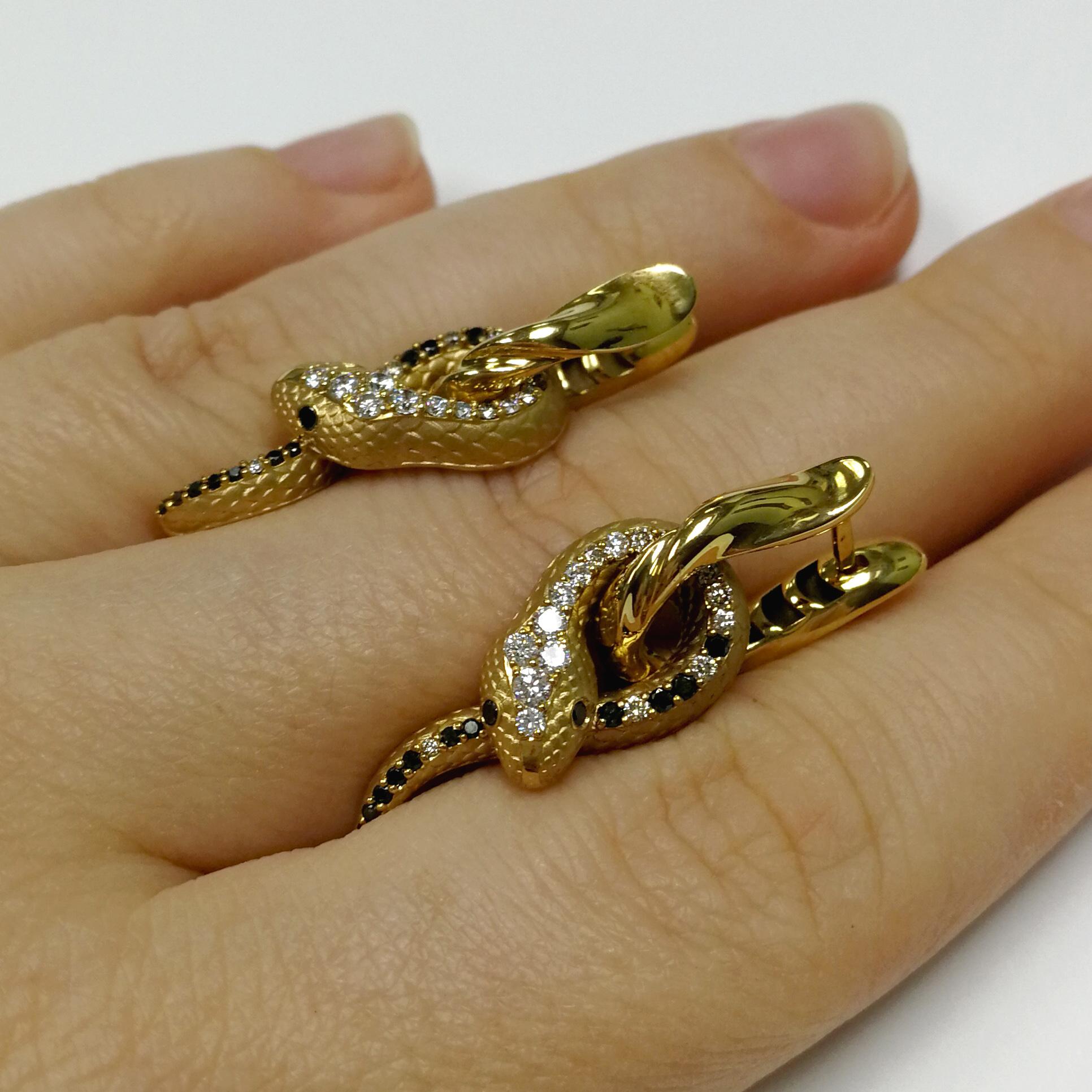 White, Champagne and Black Diamonds 18 Karat Yellow Gold Snake Earrings In Excellent Condition For Sale In Bangkok, TH