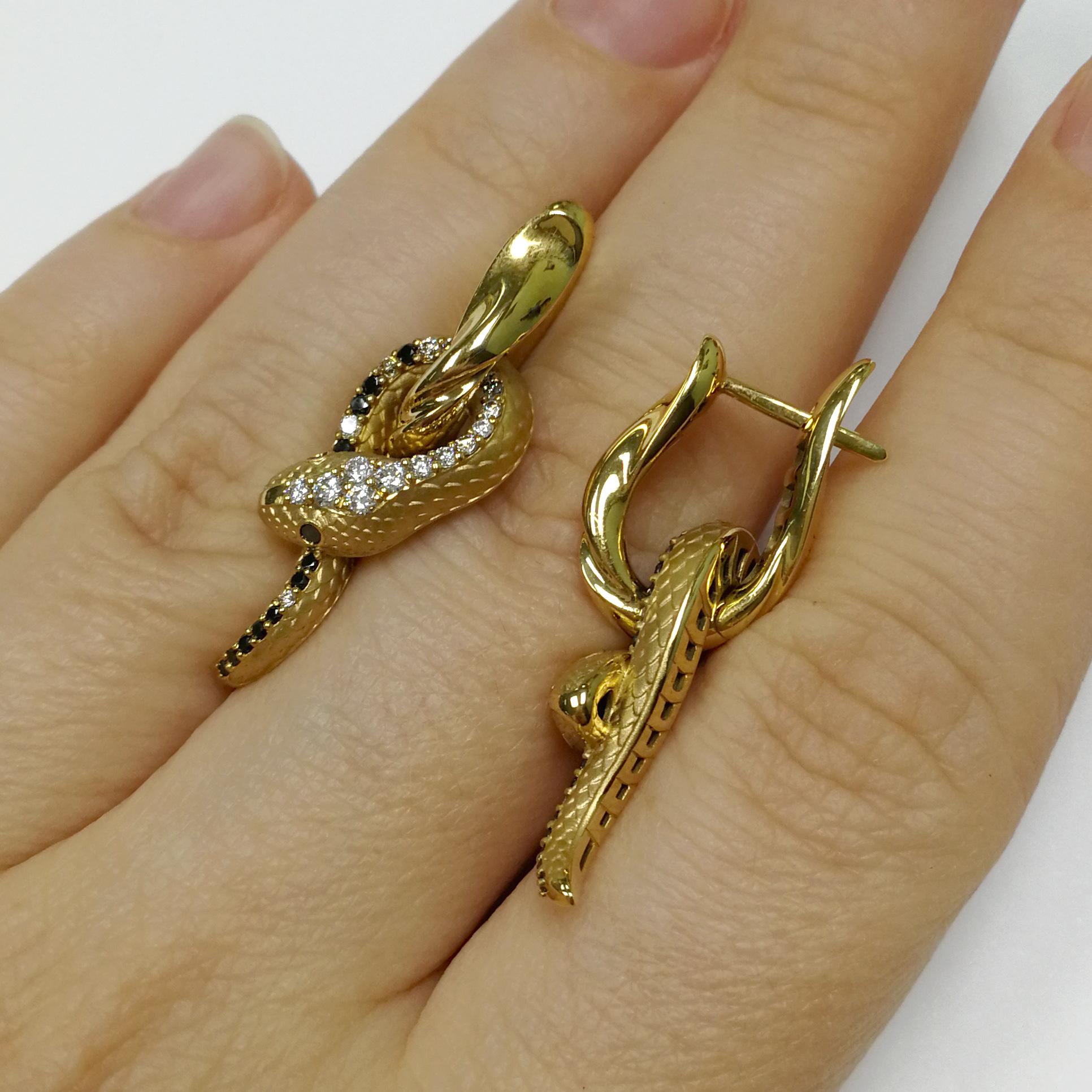 Women's or Men's White, Champagne and Black Diamonds 18 Karat Yellow Gold Snake Earrings For Sale