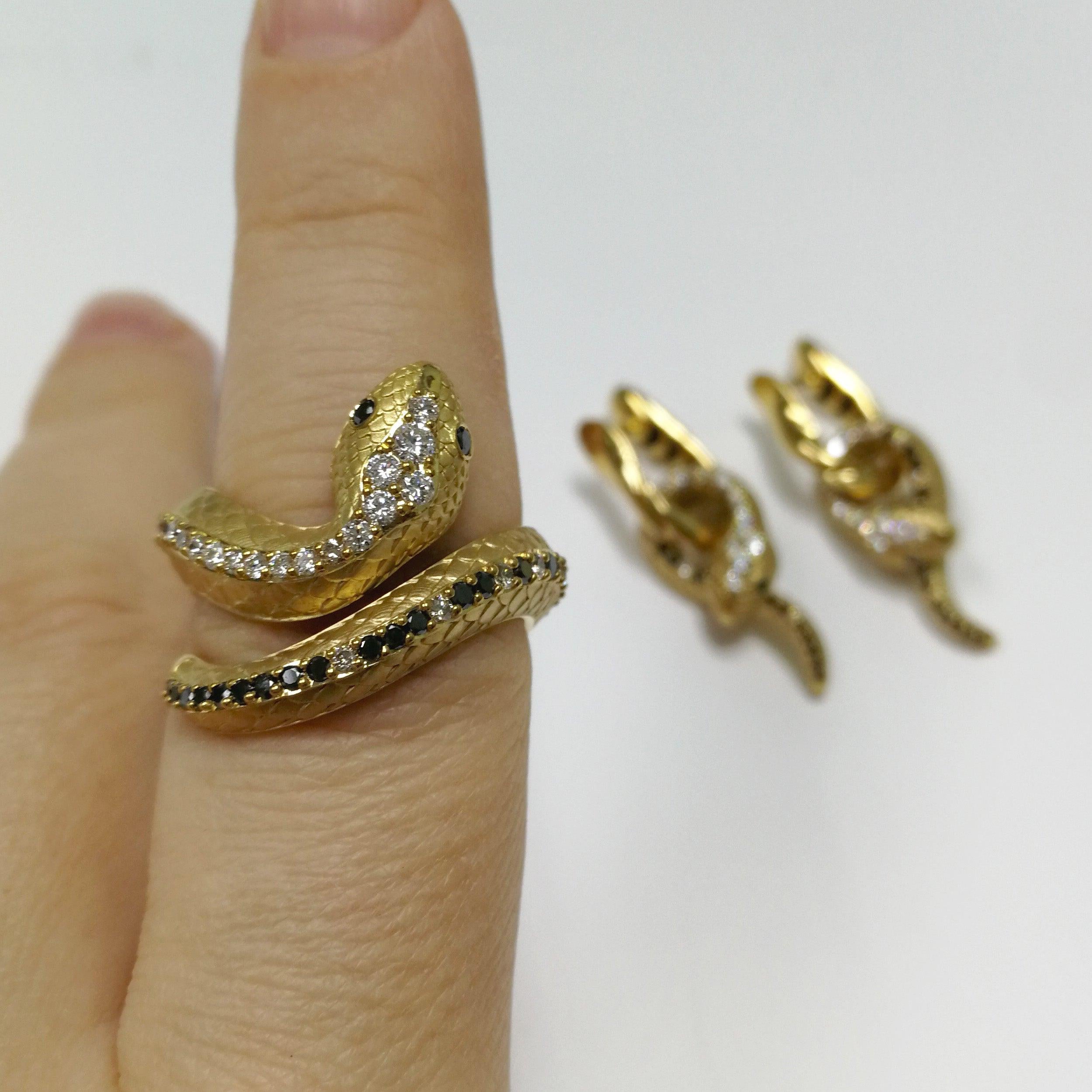 For Sale:  White, Champagne and Black Diamonds 18 Karat Yellow Gold Snake Ring 12