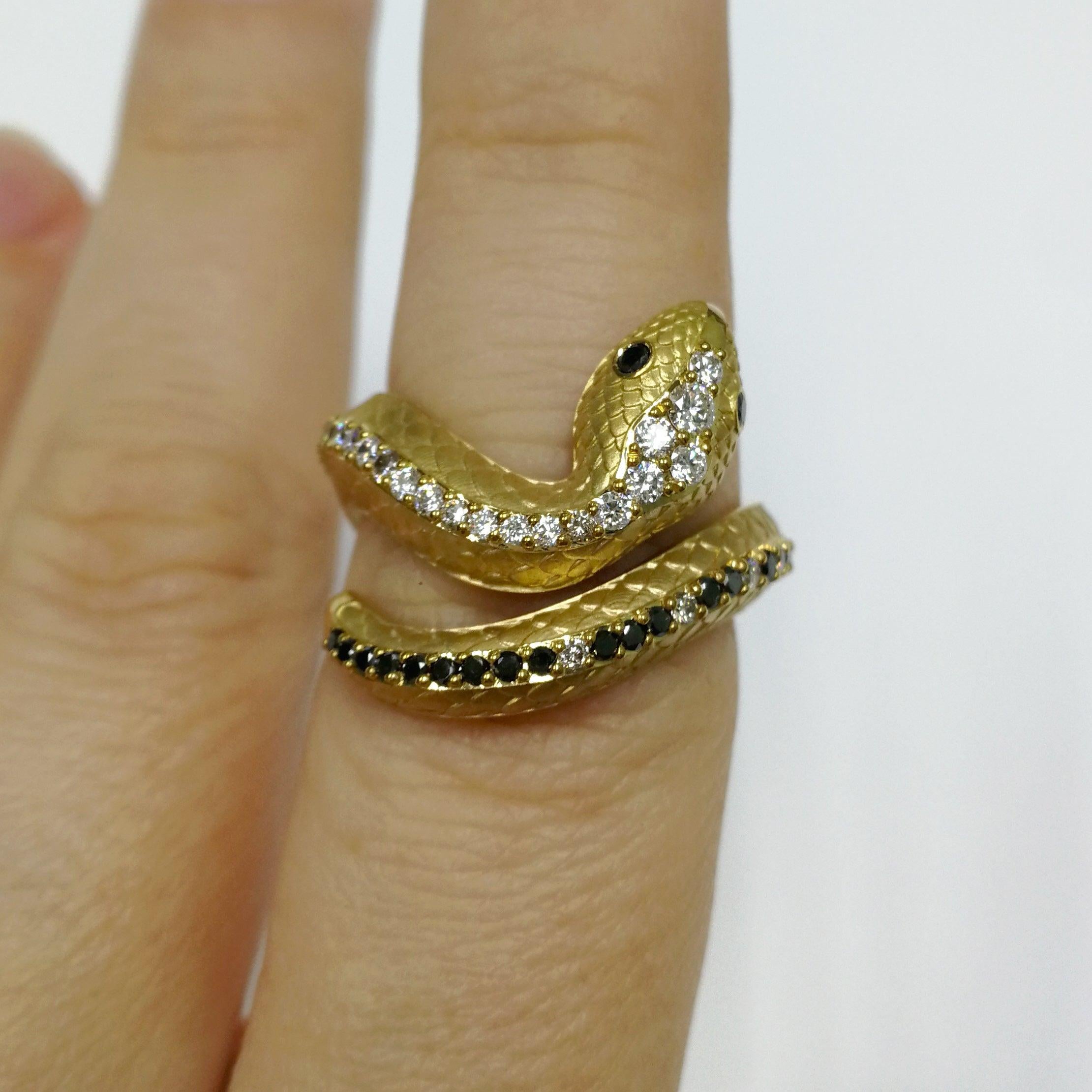 For Sale:  White, Champagne and Black Diamonds 18 Karat Yellow Gold Snake Ring 7